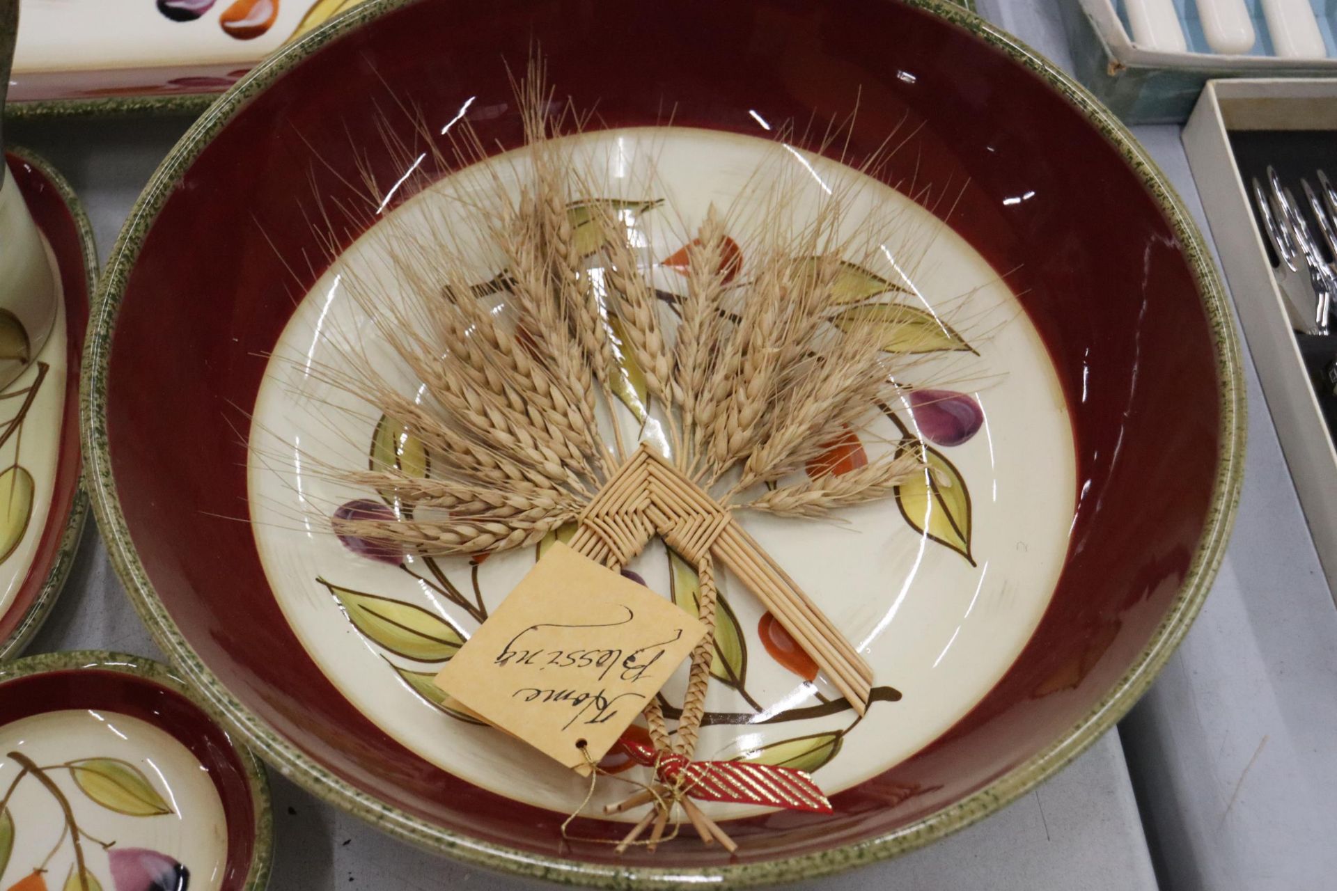 A QUANTITY OF 'MAXWELL WILLIAMS' TABLEWARE TO INCLUDE LARGE SERVING PLATES AND BOWLS, AN OIL BOTTLE, - Image 6 of 8