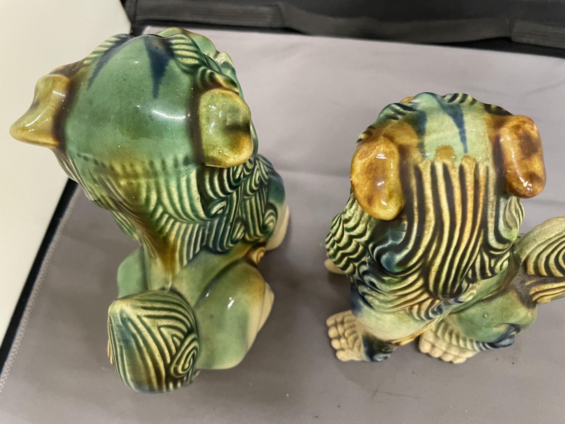 TWO CERAMIC FOO DOGS, HEIGHTS 15CM - Bild 3 aus 3