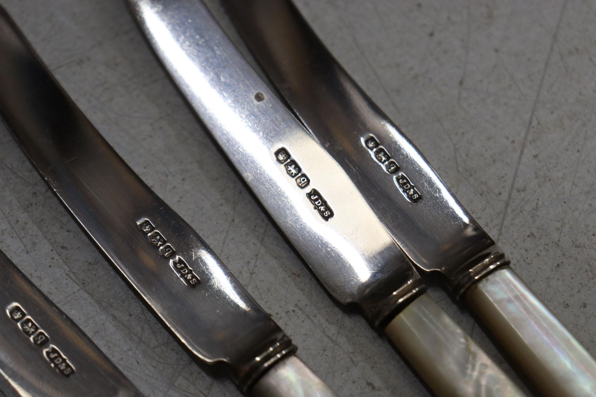 SIX HALLMARKED SHEFFIELD BUTTER KNIVES WITH PEARLISED HANDLES - Image 4 of 7