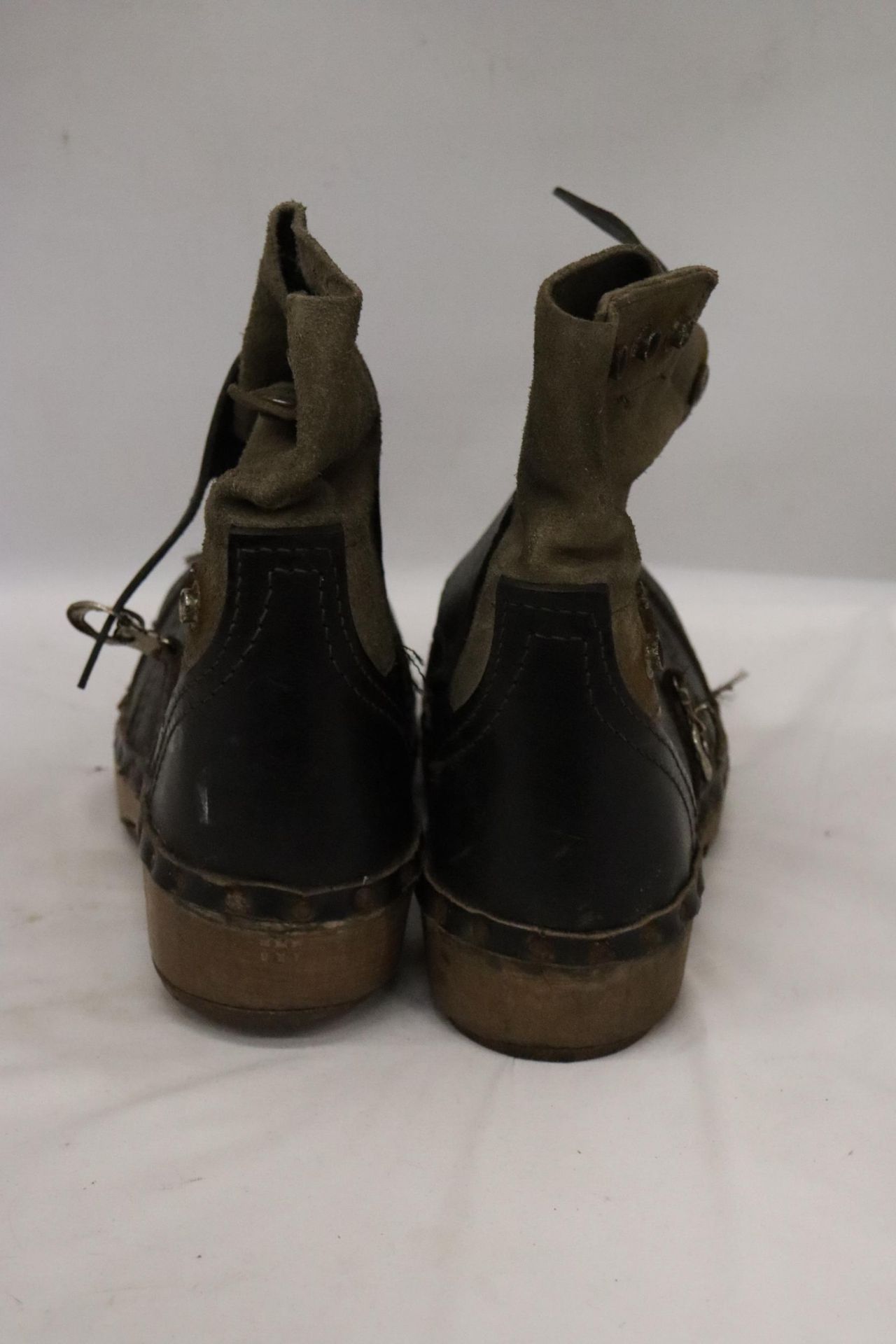 A PAIR OF VINTAGE LEATHER AND WOODEN CLOGS - Image 4 of 6