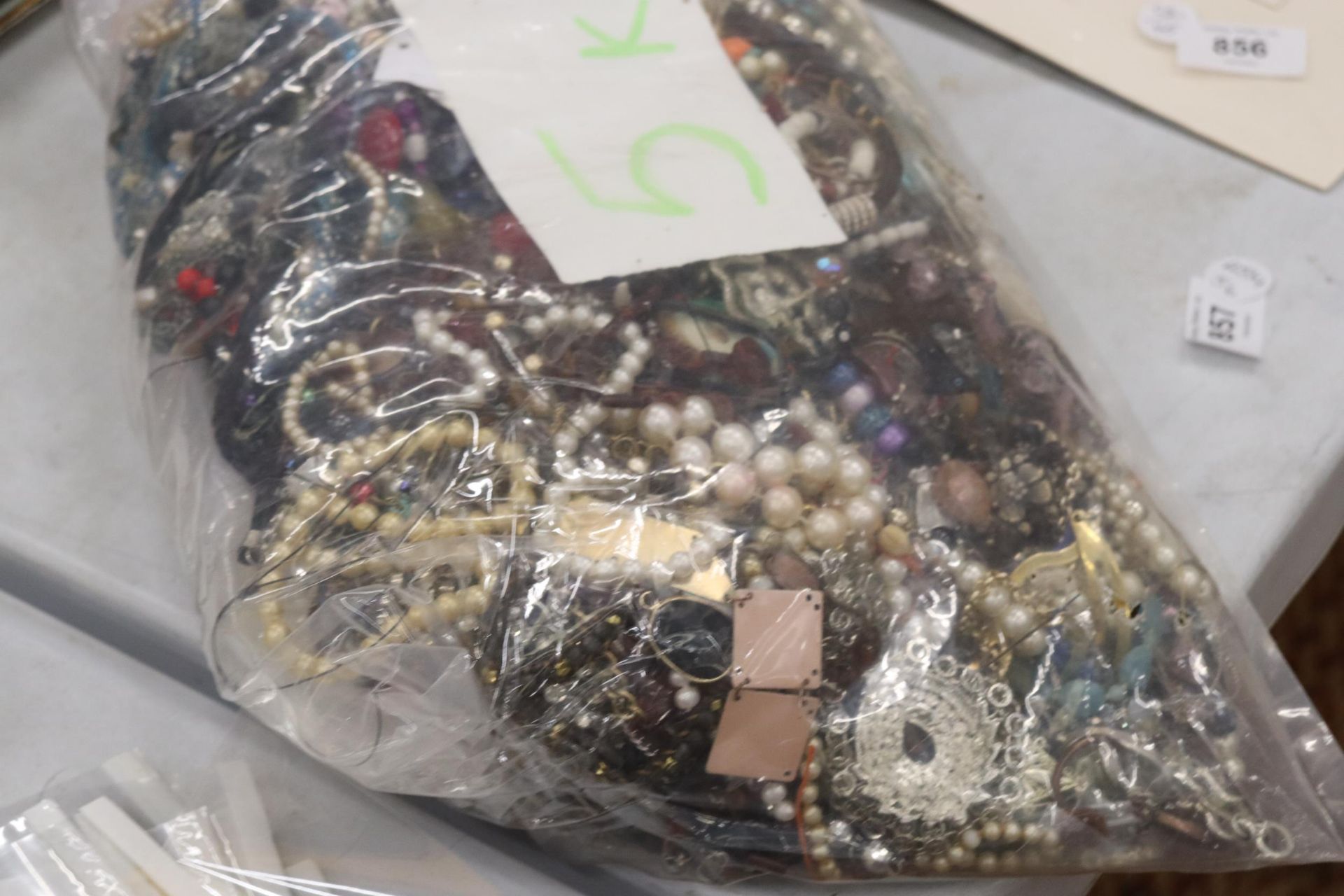A 5 KG BAG OF COSTUME JEWELLERY AND BEADS - Image 3 of 10