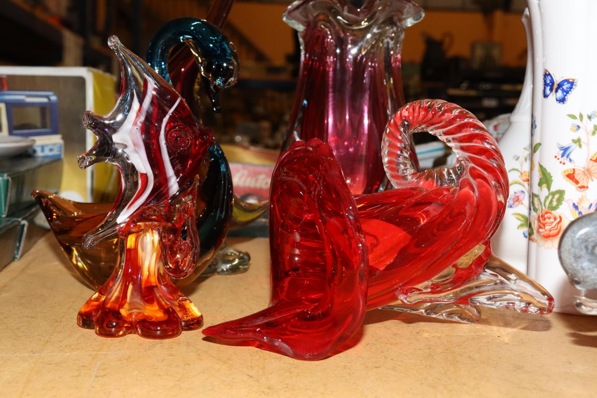 A COLLECTION OF GLASSWARE TO INCLUDE GLASS FIGURES, PAPERWEIGHTS A STUDIO ART CRANBERRY VASE, - Image 7 of 10