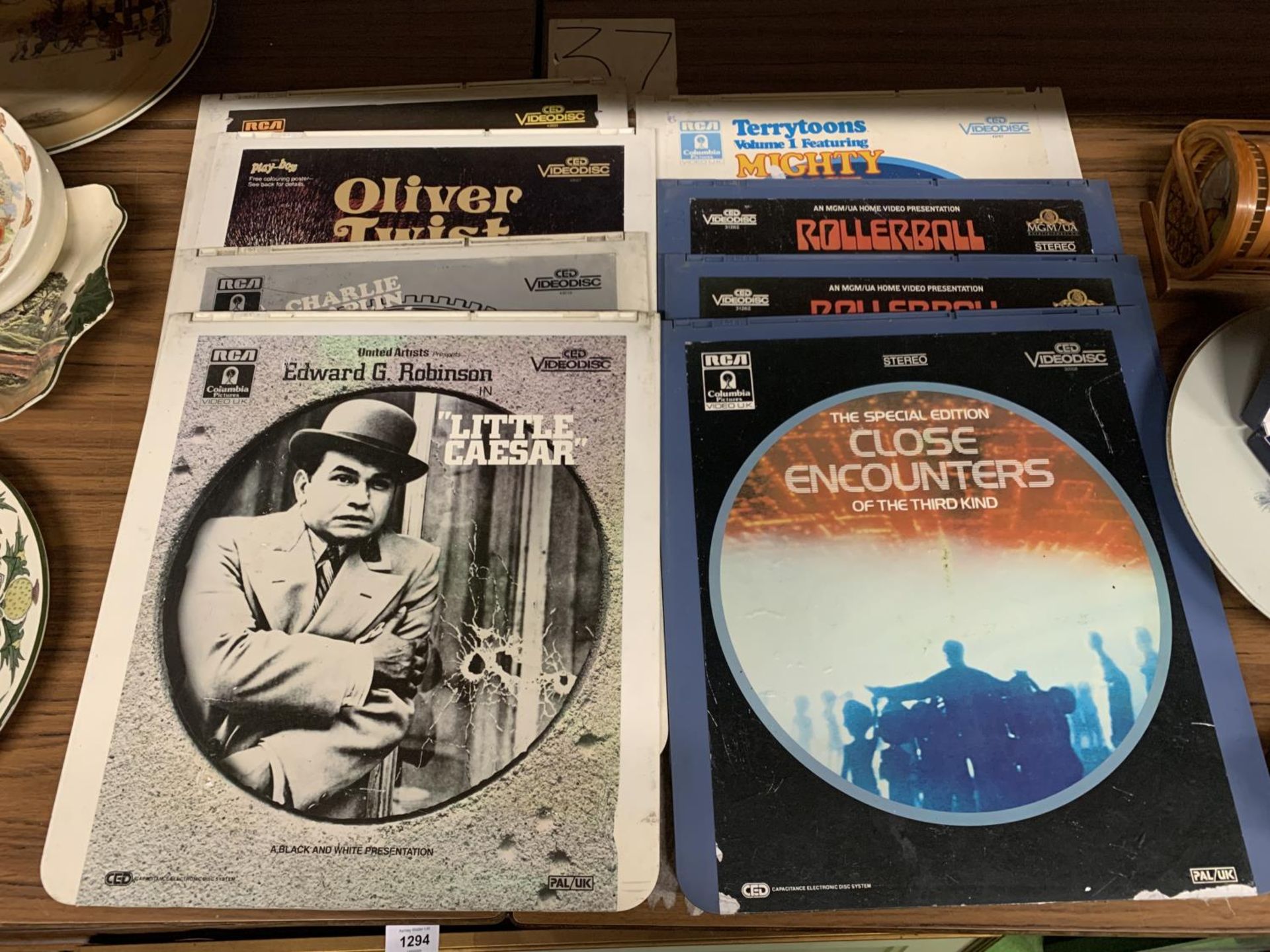 EIGHT VARIOUS VIDEO DISCS TO INCLUDE OLIVER TWIST, ROLLERBALL, CLOSE ENCOUNTERS ETC