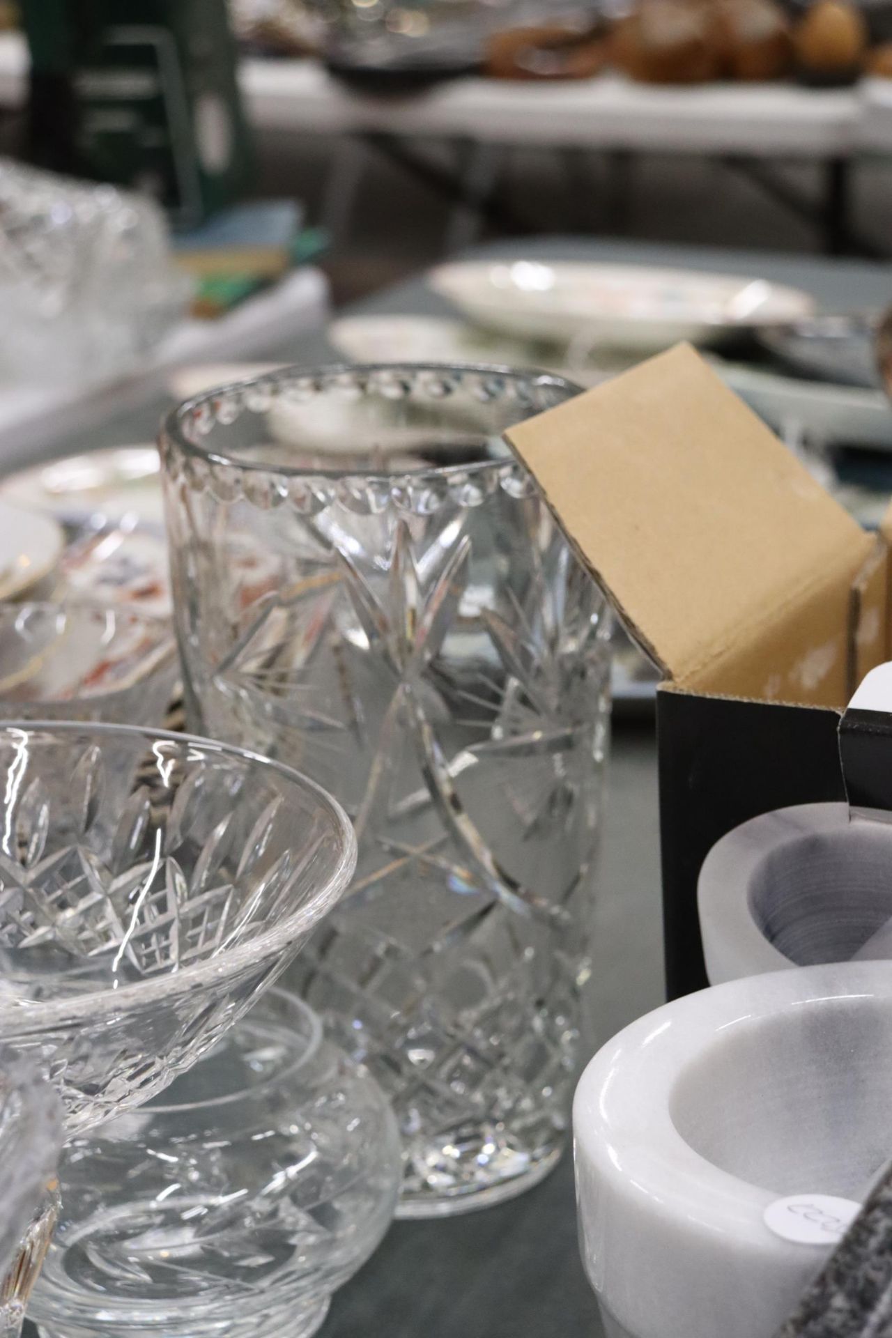 A LARGE QUANTITY OF GLASSWARE TO INCLUDE CUT GLASS VASES, BOWLS, A DRESSING TABLE SET WITH TRAY, OIL - Image 7 of 10