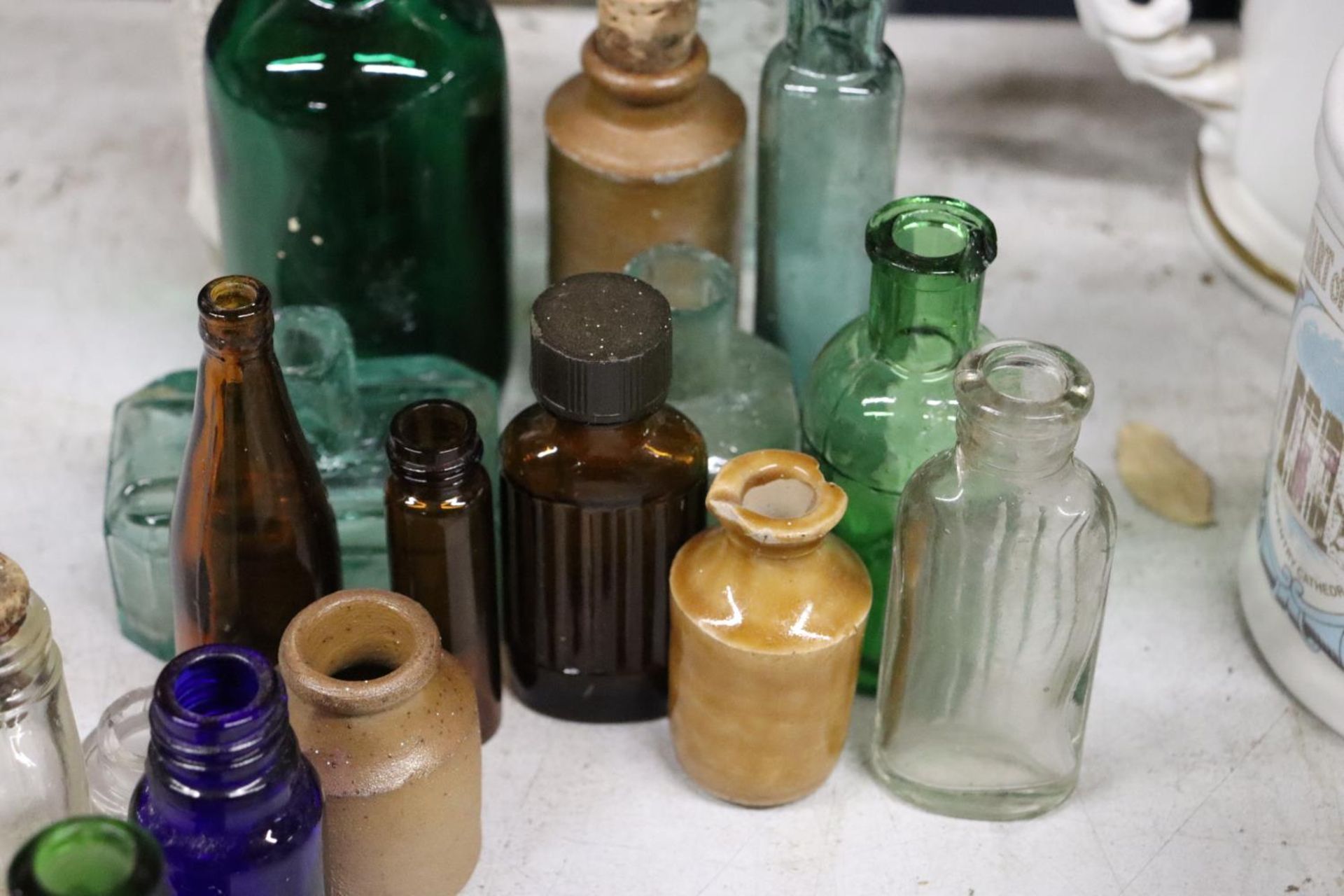 A LARGE QUANTITY OF VARIOUS COLOURED VINTAGE GLASS BOTTLES - Image 5 of 5