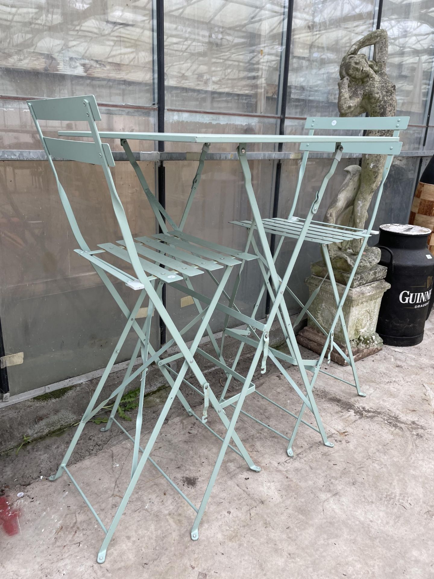 A TALL METAL FOLDING PATIO TABLE AND TWO FOLDING STOOLS - Bild 2 aus 3