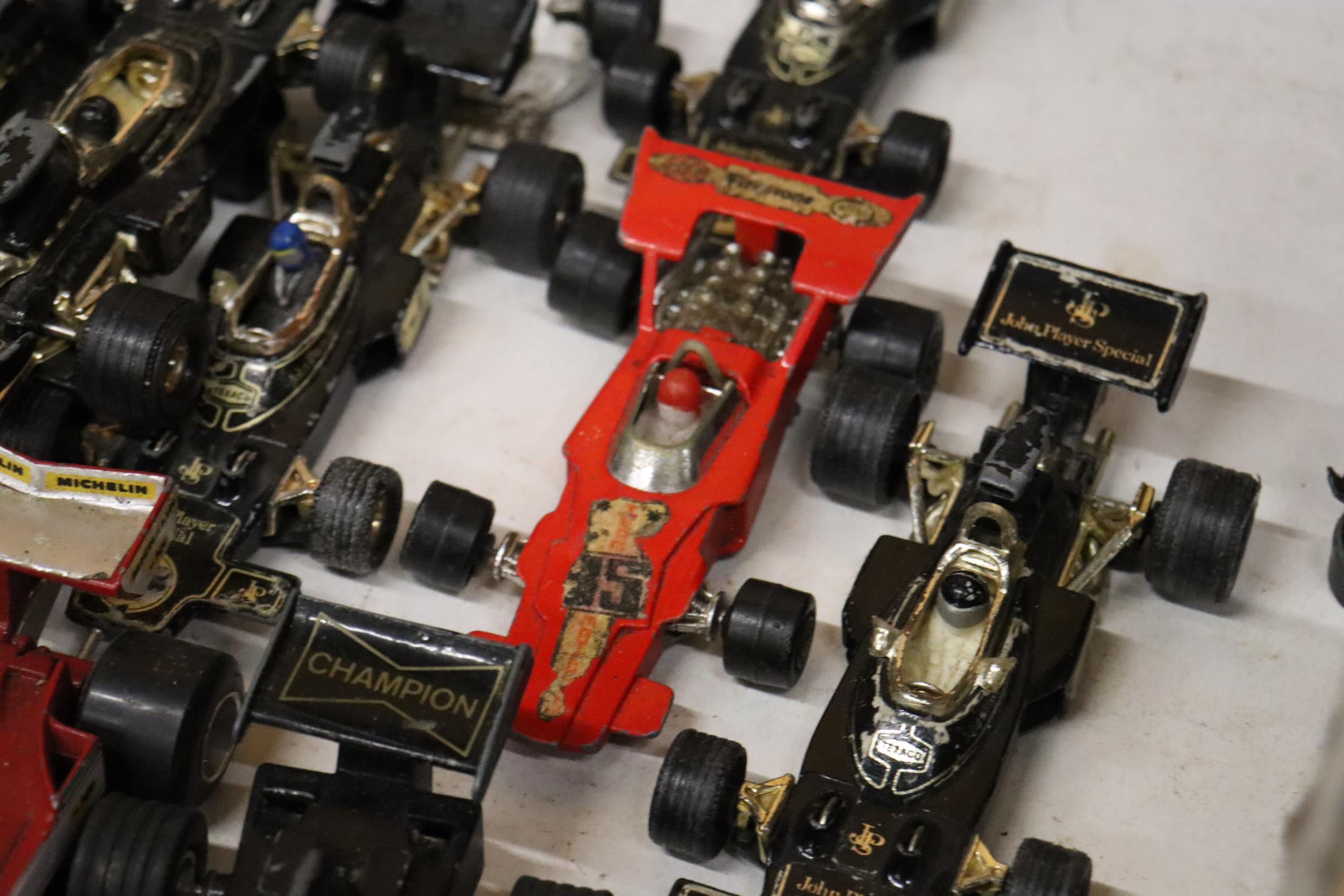 A LARGE QUANTITY OF VINTAGE DIE-CAST CORGI AND MATCHBOX F1 RACING CARS - Image 7 of 9