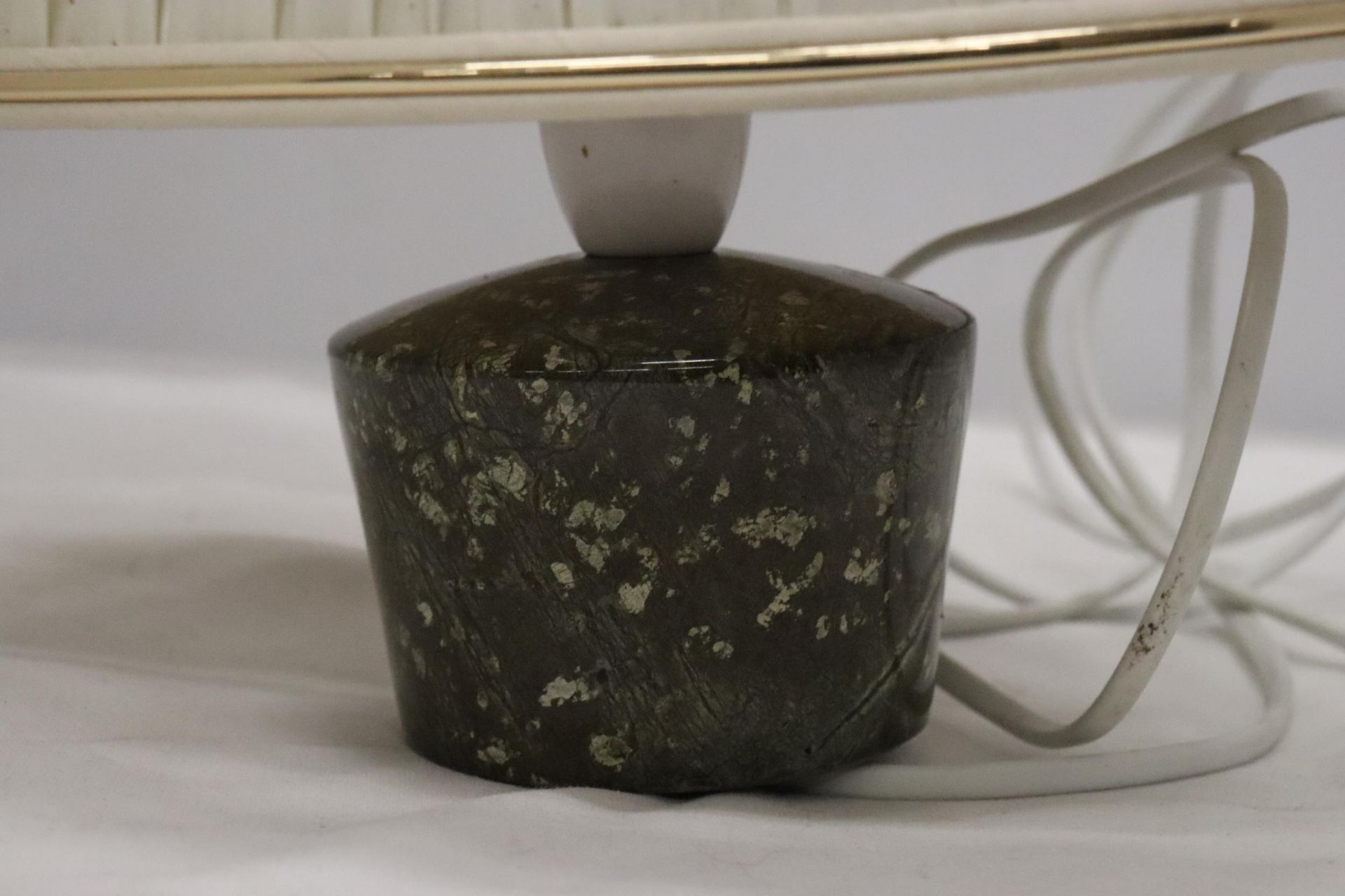 A TABLE LAMP WITH A POSSIBLY GRANITE BASE AND SHADE, HEIGHT 32CM - Image 2 of 5