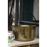 A LARGE, HEAVY BRASS JAM PAN WITH HANDLE, DIAMETER 33CM