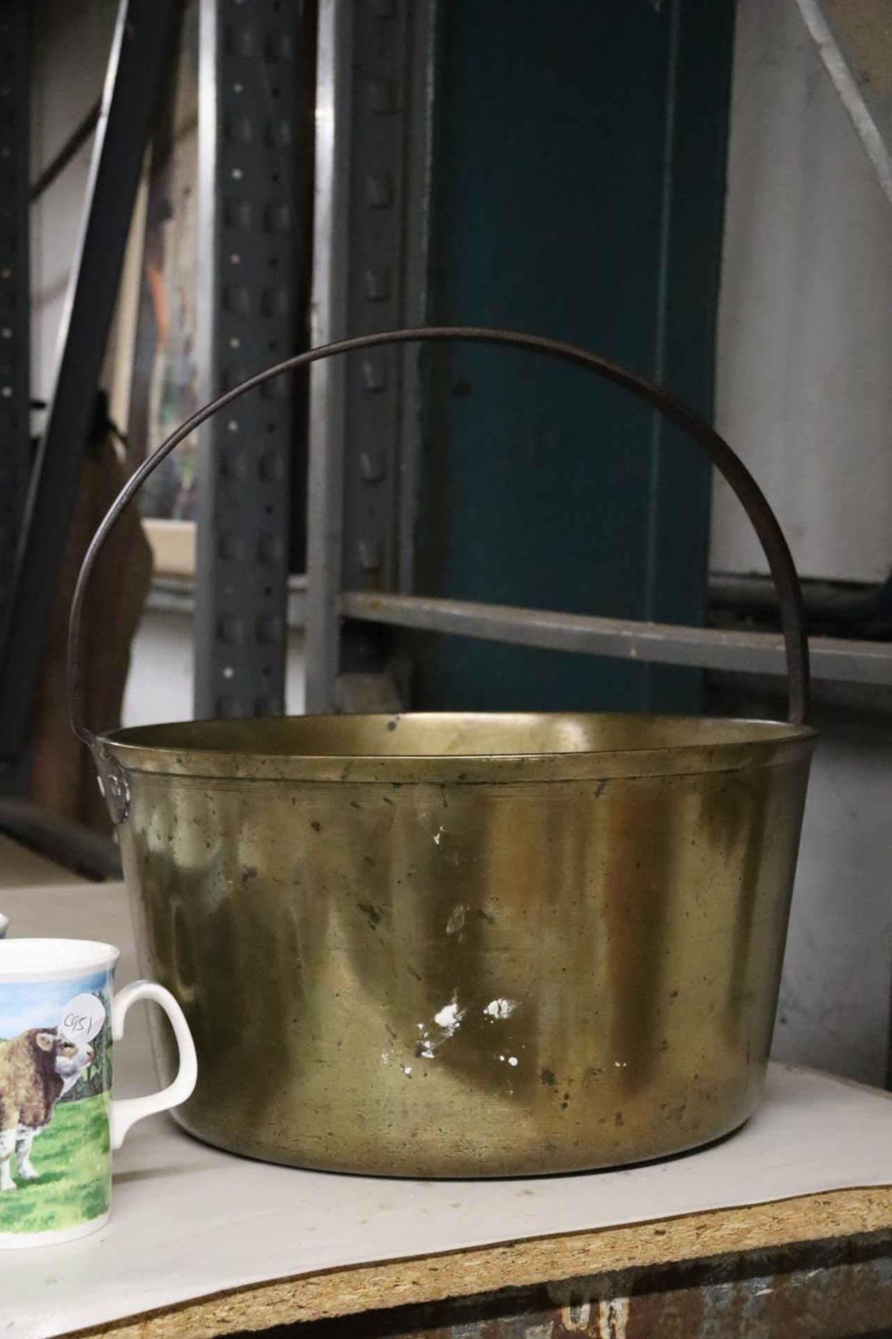 A LARGE, HEAVY BRASS JAM PAN WITH HANDLE, DIAMETER 33CM