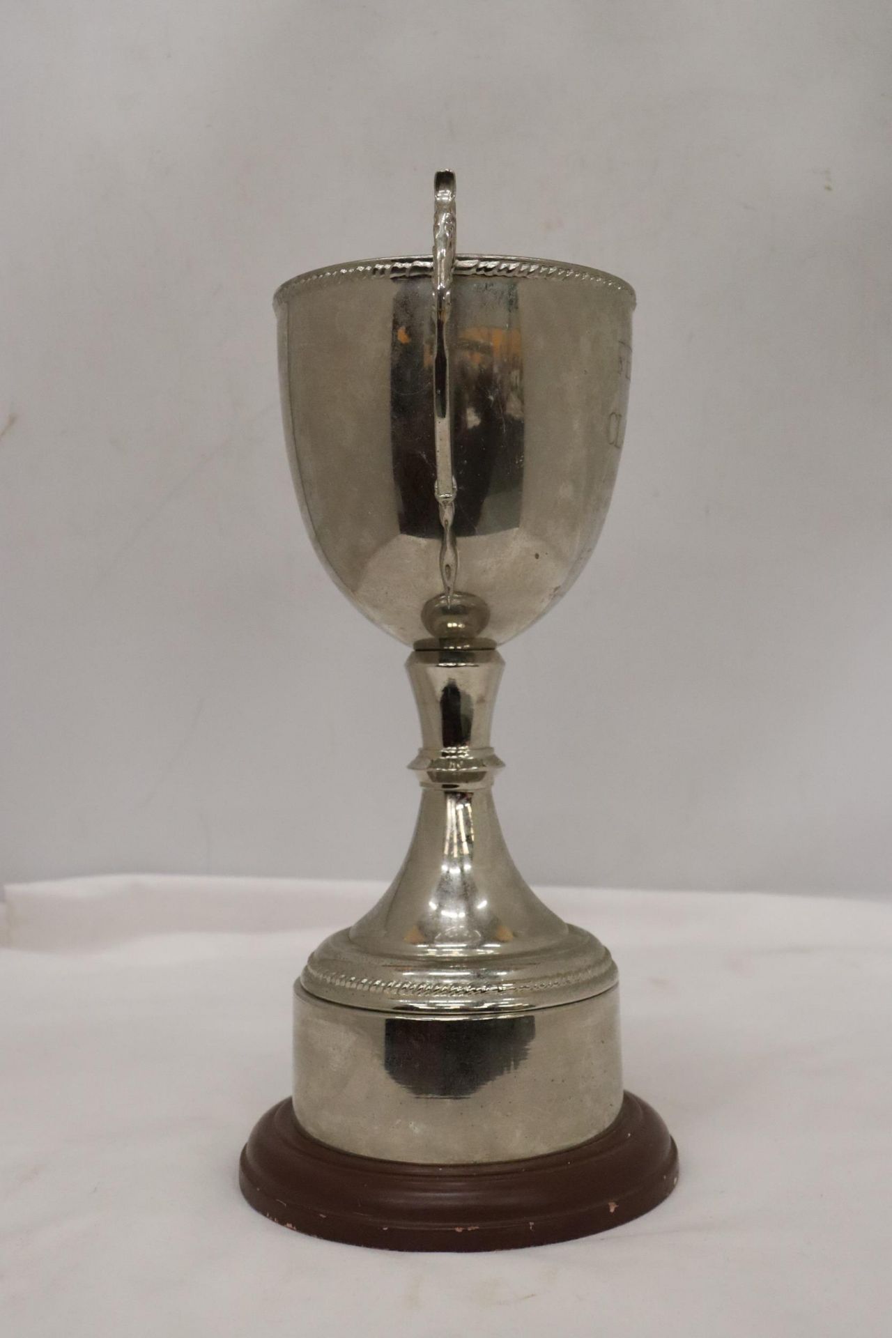 A LARGE SILVER PLATED TROPHY WITH THE INSCRIPTION 'FELSON CLASSIC', HEIGHT 31CM - Image 4 of 6