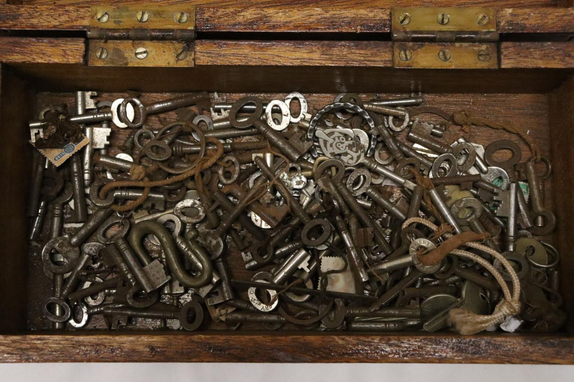 A COLLECTION BOX CONTAINING CIRCA 1900 FURNITURE KEYS - Image 2 of 6