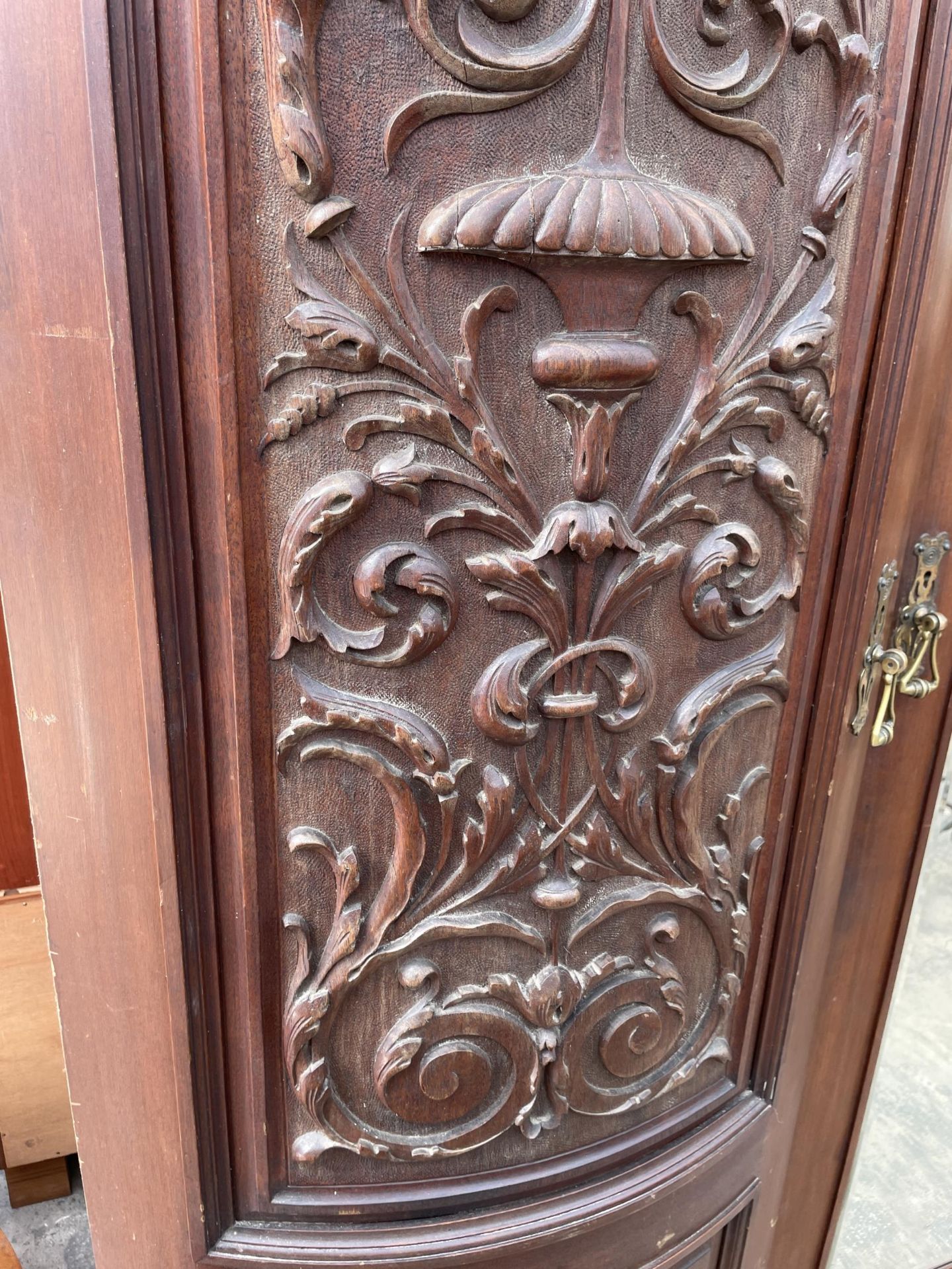 A VICTORIAN MAHOGANY DOUBLE BOW FRONTED MIRROR DOOR WARDROBE WITH FOLIATE CARVED PANELS AND THREE - Image 5 of 10