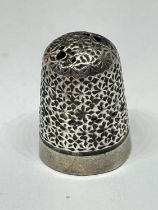 A CHARLES HORNER HALLMARKED CHESTER SILVER THIMBLE