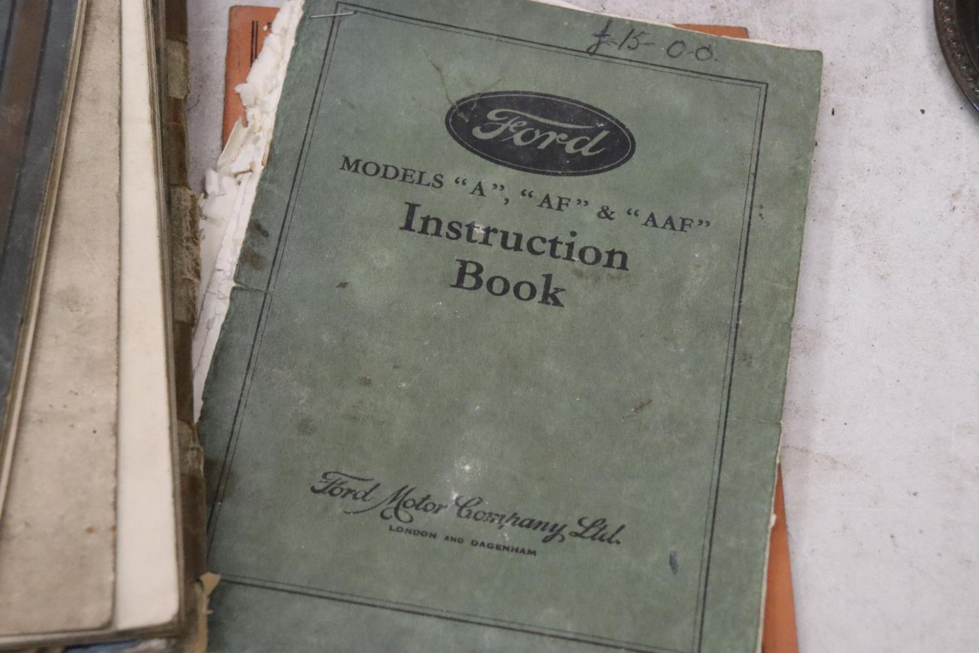 A QUANTITY OF VINTAGE CAR MANUALS - Image 4 of 7