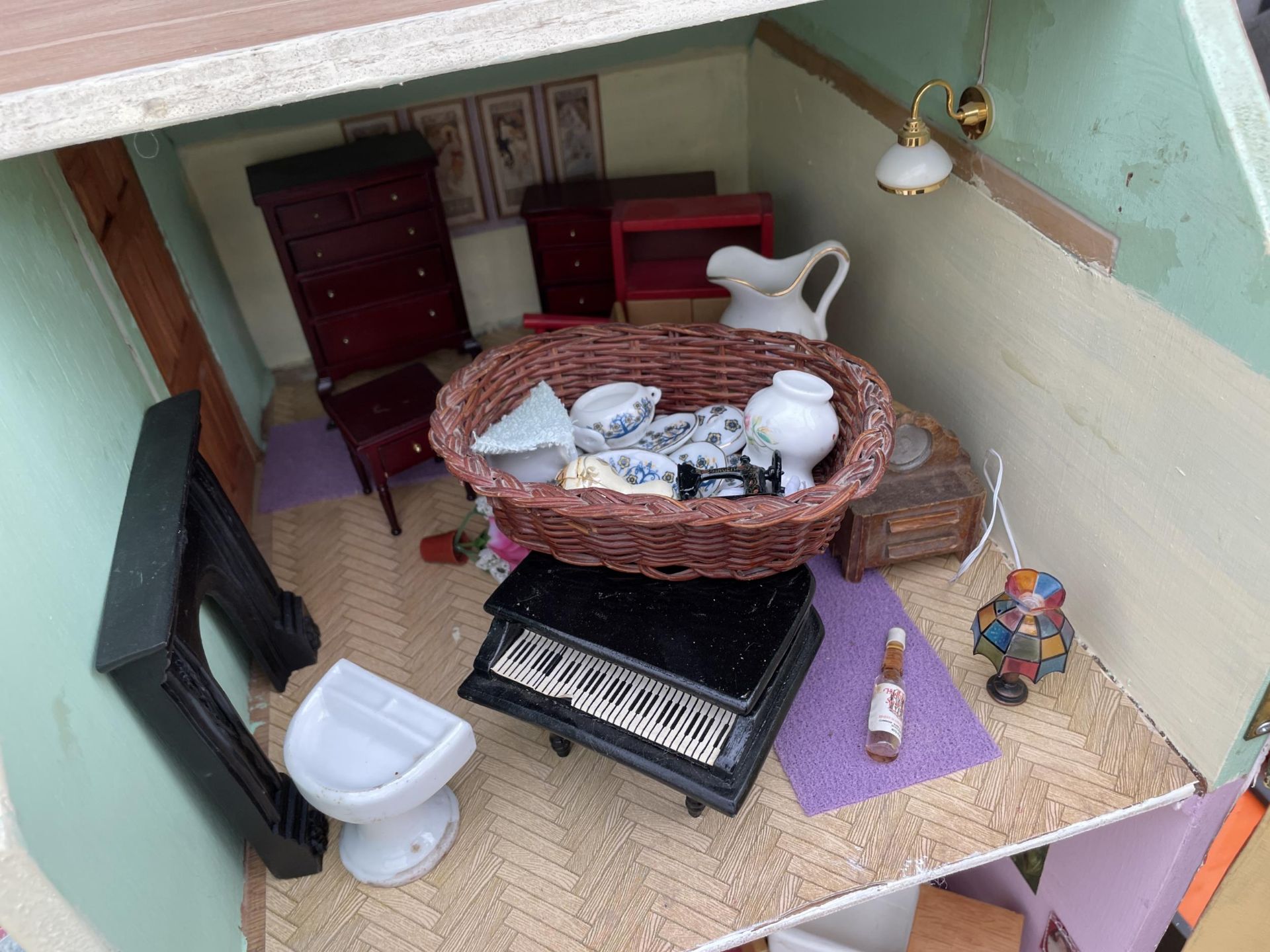 A LARGE WOODEN DOLLS HOUSE WITH A LARGE QUANTITY OF DOLLS HOUSE FURNITURE - Image 8 of 9