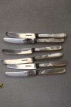 SIX HALLMARKED SHEFFIELD BUTTER KNIVES WITH PEARLISED HANDLES
