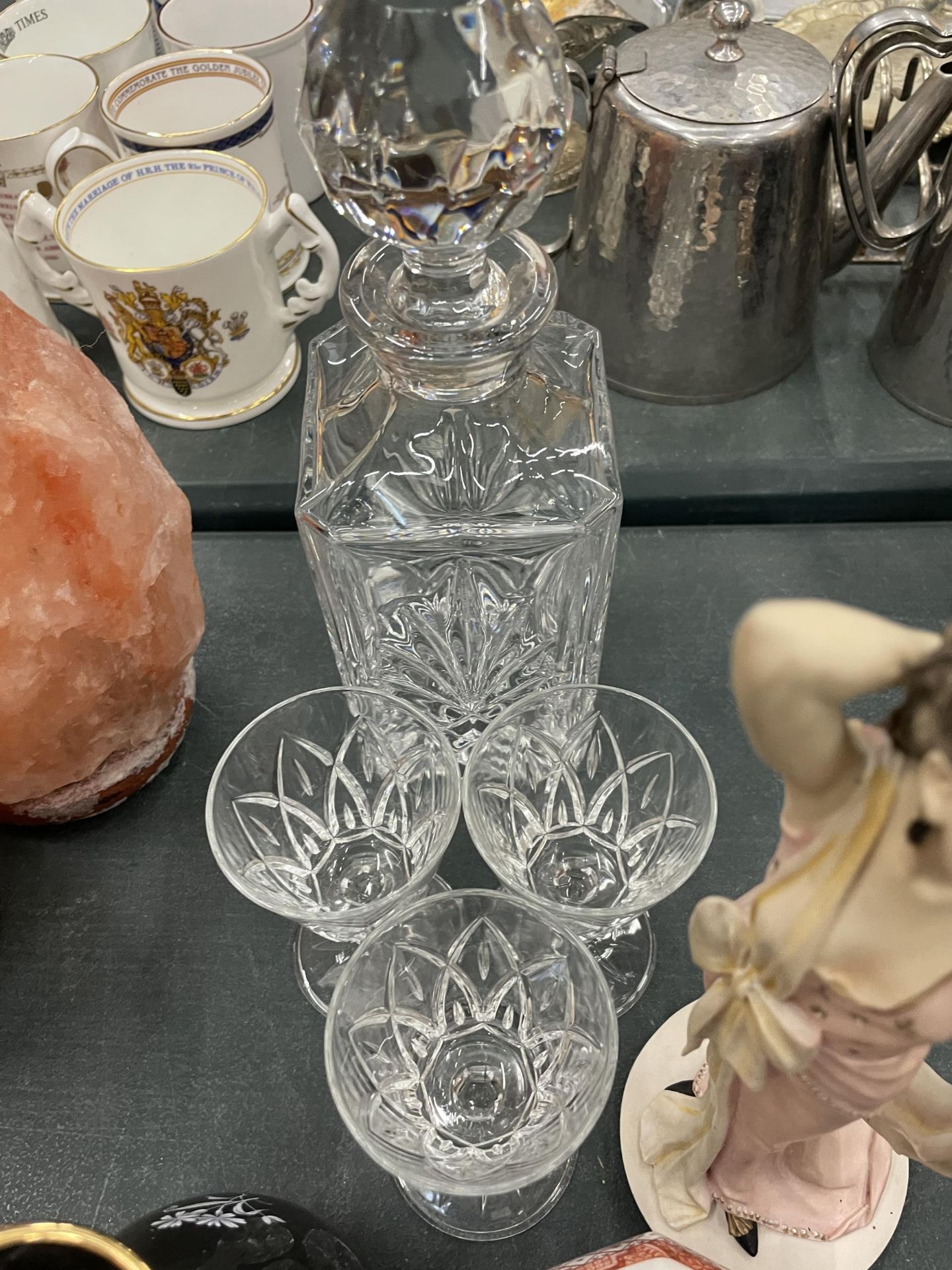 A MIXED LOT TO INCLUDE A DECANTER AND GLASSES, A WEDGWOOD GLASS PAPERWEIGHT, VASES, HORSE AND LADY - Image 6 of 6