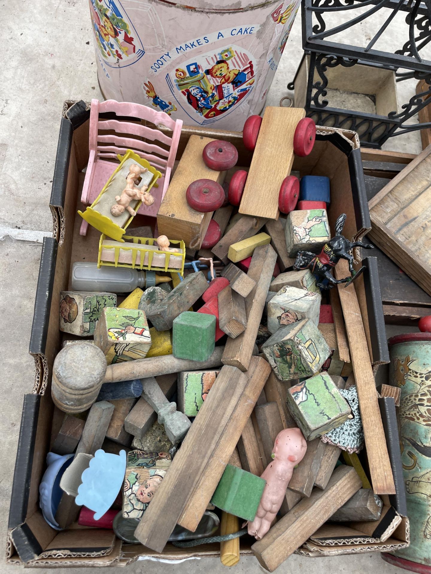 AN ASSORTMENT OF VINTAGE TOYS TO INCLUDE A VACUUM CLEANER, BUILDING BLOCKS AND A HORSE ETC - Image 2 of 5