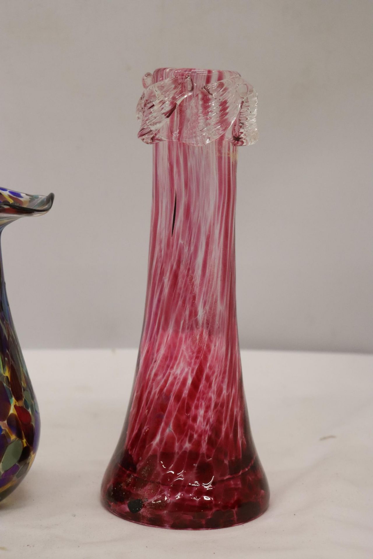 TWO PIECES OF VINTAGE CRANBERRY GLASS BOWLS PLUS TWO ART GLASS VASES - Image 6 of 7