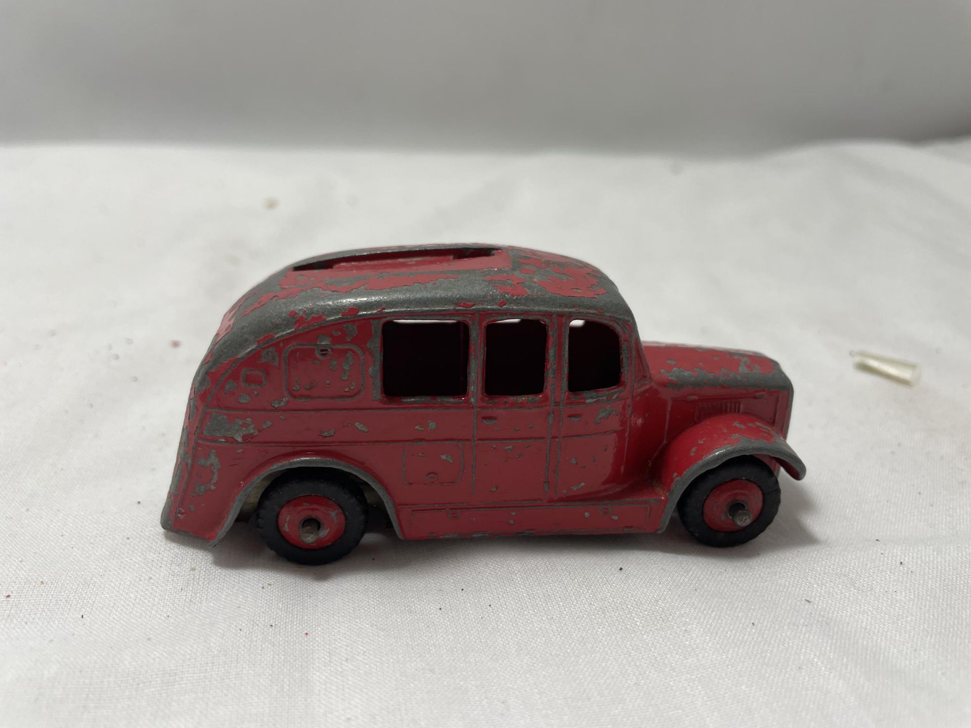 THREE VINTAGE DIE CAST DINKY VEHICLES MADE IN ENGLAND BY MECCANO TO INCLUDE A STREAMLINED FIRE - Image 4 of 5