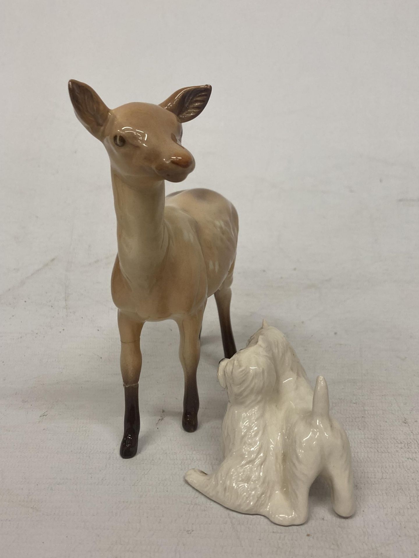A PAIR OF BESWICK SITTING WEST HIGHLAND TERRIERS TOGETHER WITH A BESWICK DEER FIGURE (A/F) - Image 2 of 4