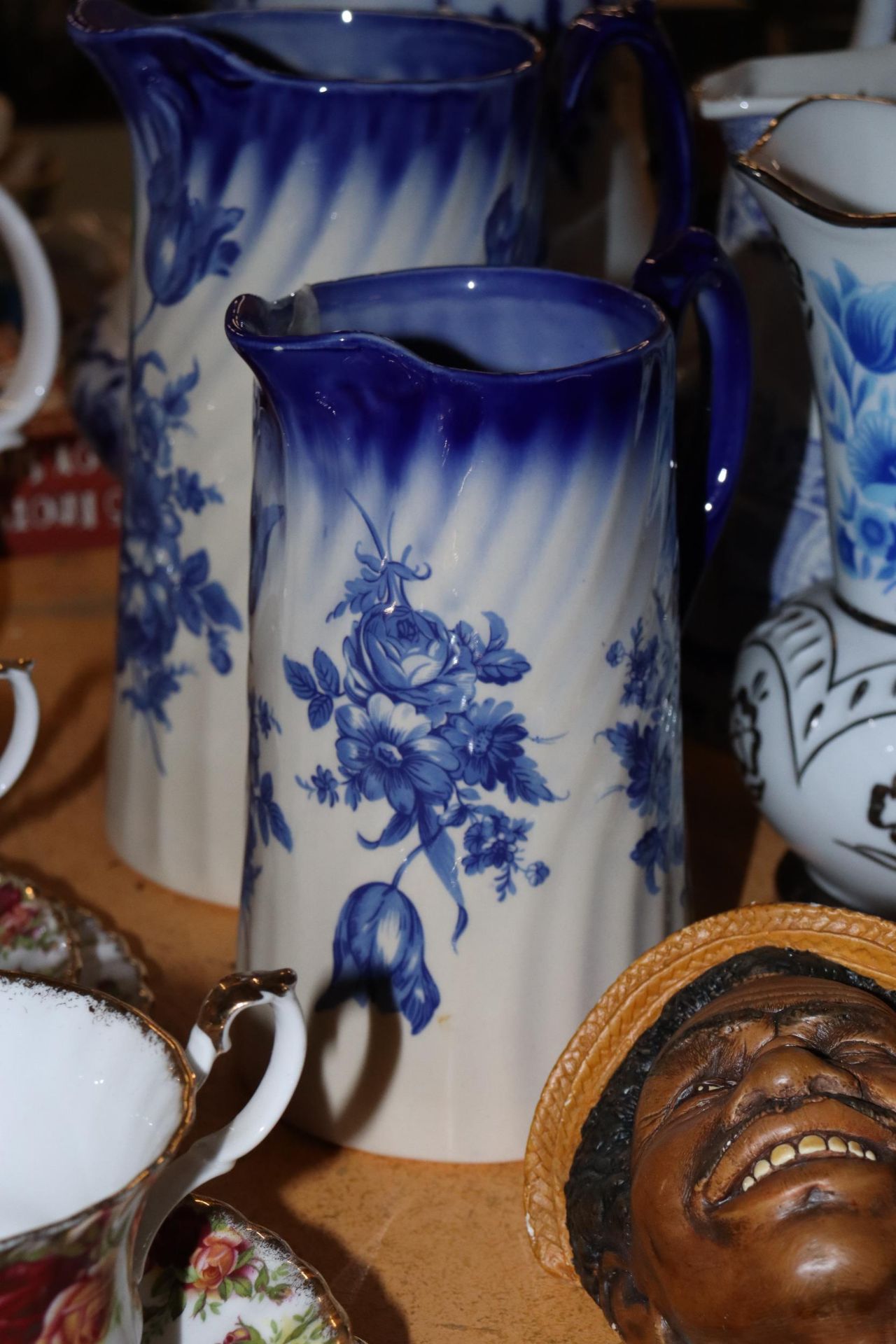 A COLLECTION OF VINTAGE BLUE AND WHITE JUGS PLUS A VASE - 5 IN TOTAL - Image 5 of 7