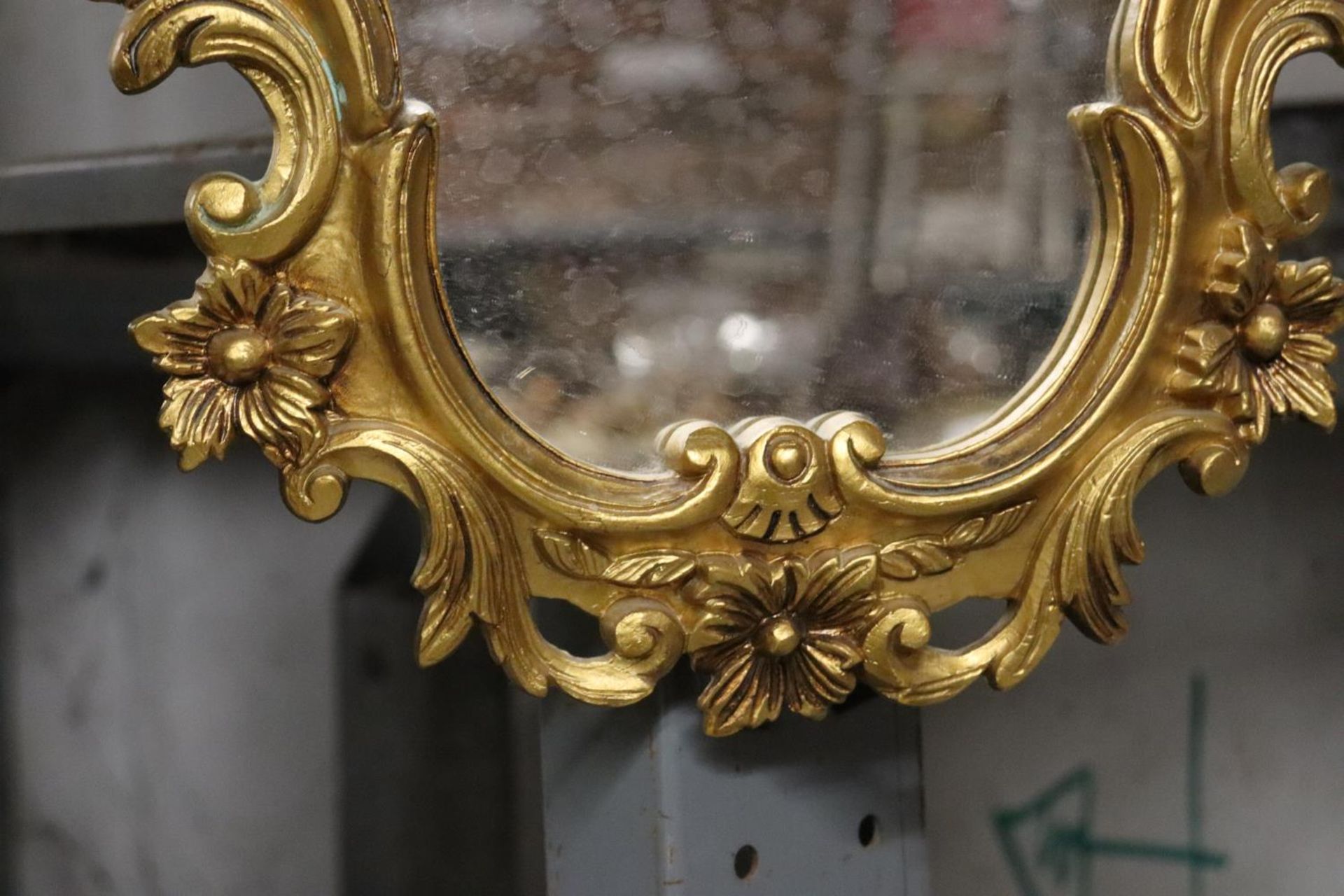 A GILT FRAMED SHIELD SHAPED MIRROR, HEIGHT 46CM - Image 3 of 4