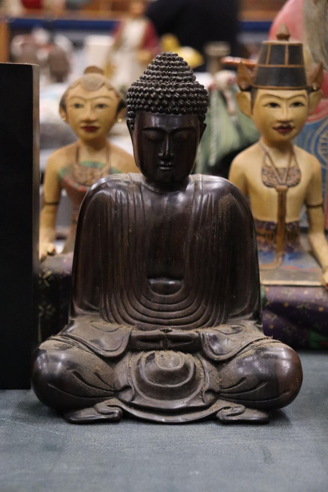 A COLLECTION OF ASIAN ITEMS TO INCLUDE A WALL PLAQUE, BUDDAH FIGURES, LARGE WOODEN FIGURES, A FOO - Bild 7 aus 12