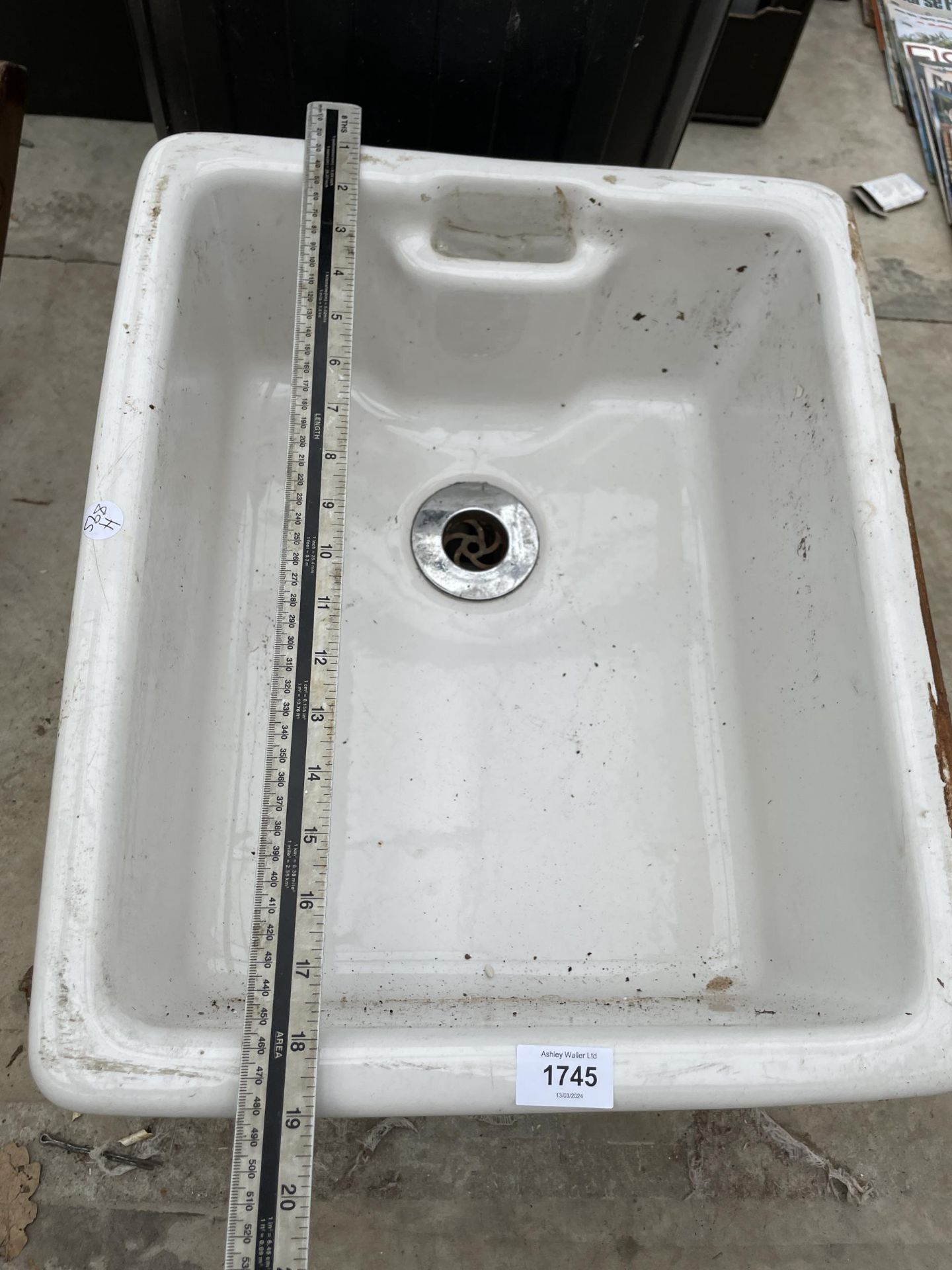 A SMALL WHITE GLAZED BELFAST SINK - Image 2 of 3