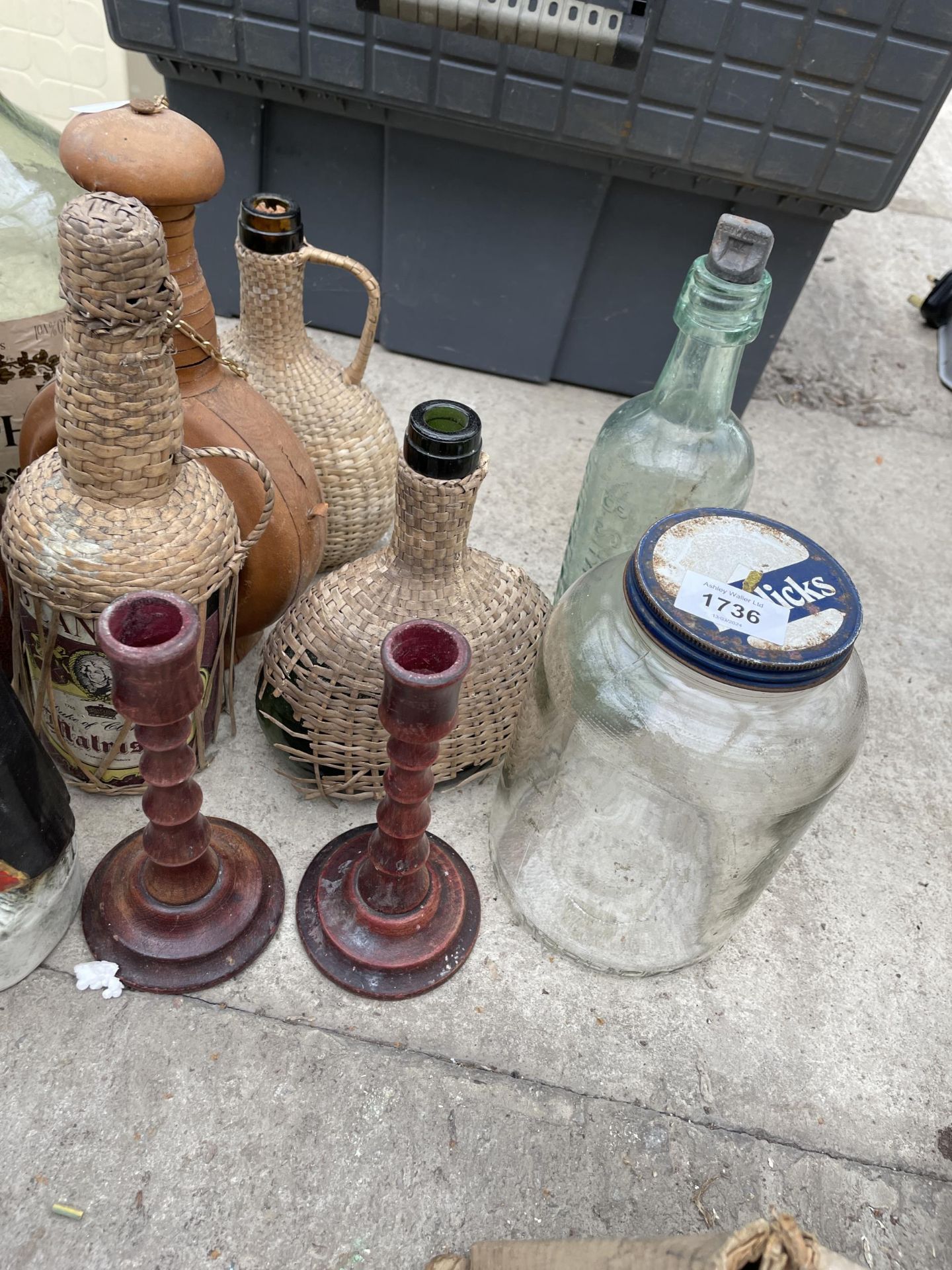 AN ASSORTMENT OF VINTAGE GLASS AND NOVELTY CERAMIC BOTTLES - Bild 3 aus 4