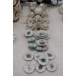 A VINTAGE DOLL'S TEASET AND DINNER SERVICE TO INCLUDE PLATES, CUPS, SAUCERS, TEAPOT, ETC