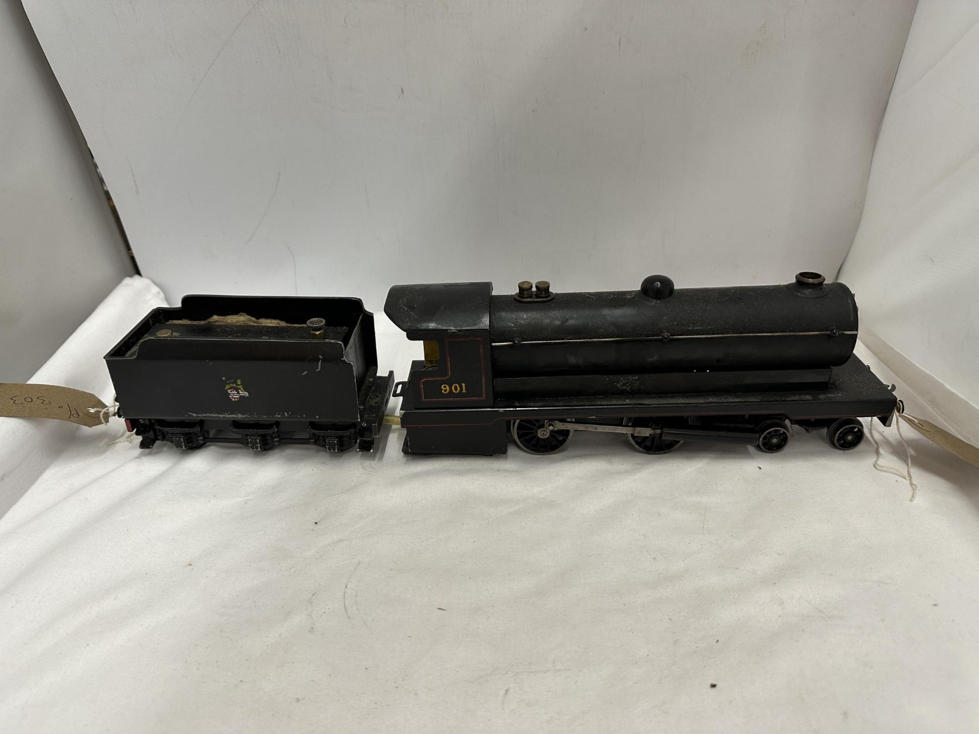 A SCRATCH BUILT LIVE STEAM 30 MM GAUGE 4-4-0 MODEL RAILWAY LOCOMOTIVE AND TENDER NUMBER 901 IN