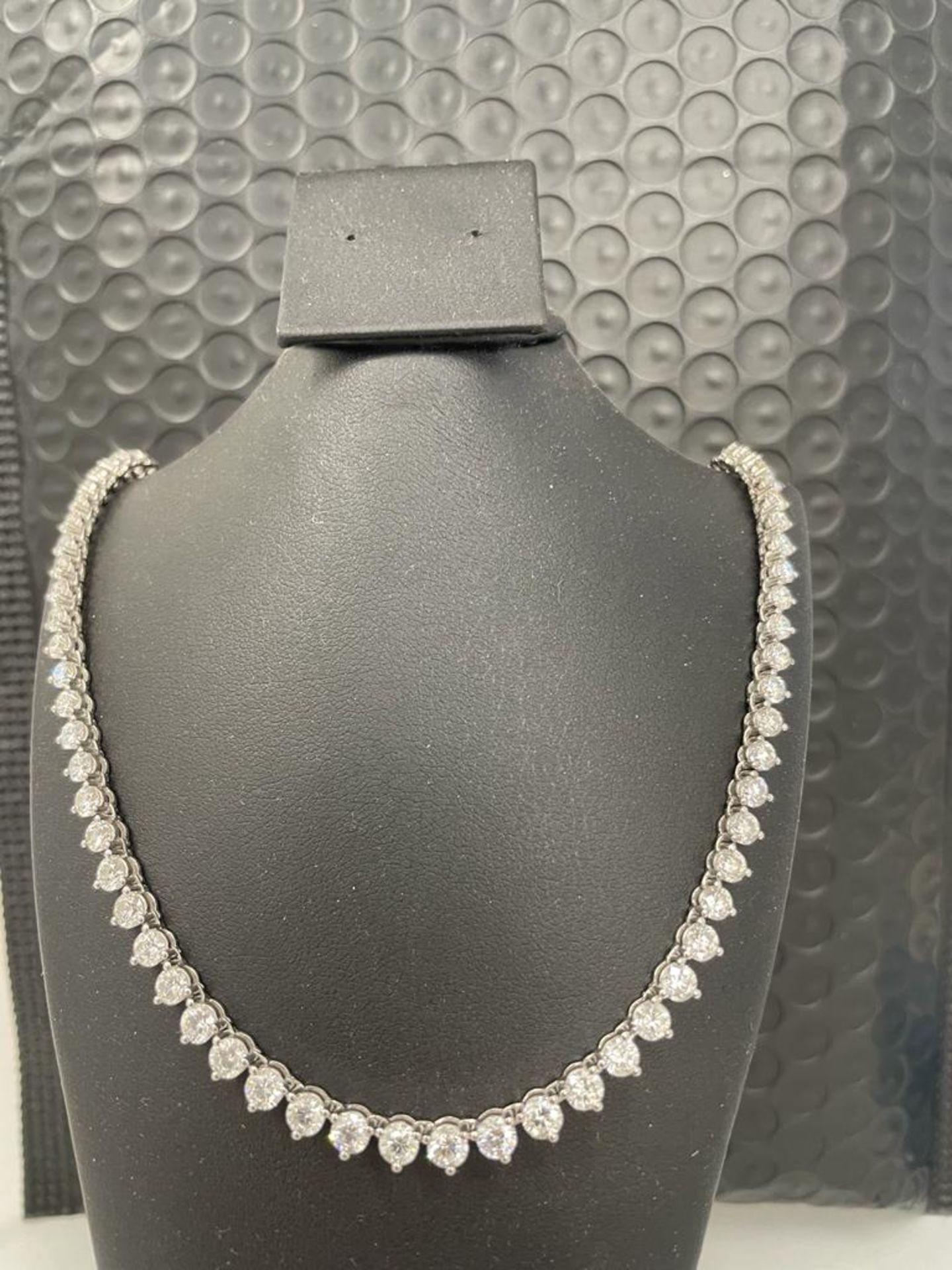 AN 18 CARAT WHITE GOLD DIAMOND NECKLACE, 17 INCH LENGTH WITH APPROXIMATELY 12 TO 14 CARAT OF CLAW