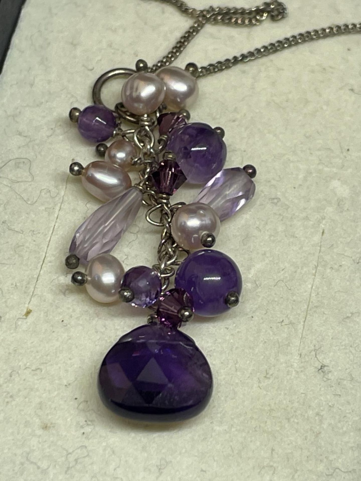 A SILVER AND AMETHYST NECKLACE IN A PRESENTATION BOX - Bild 2 aus 2