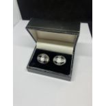 A PAIR OF HALLMARKED EDINBURGH SILVER CUFFLINKS IN A PRESENTATION BOX