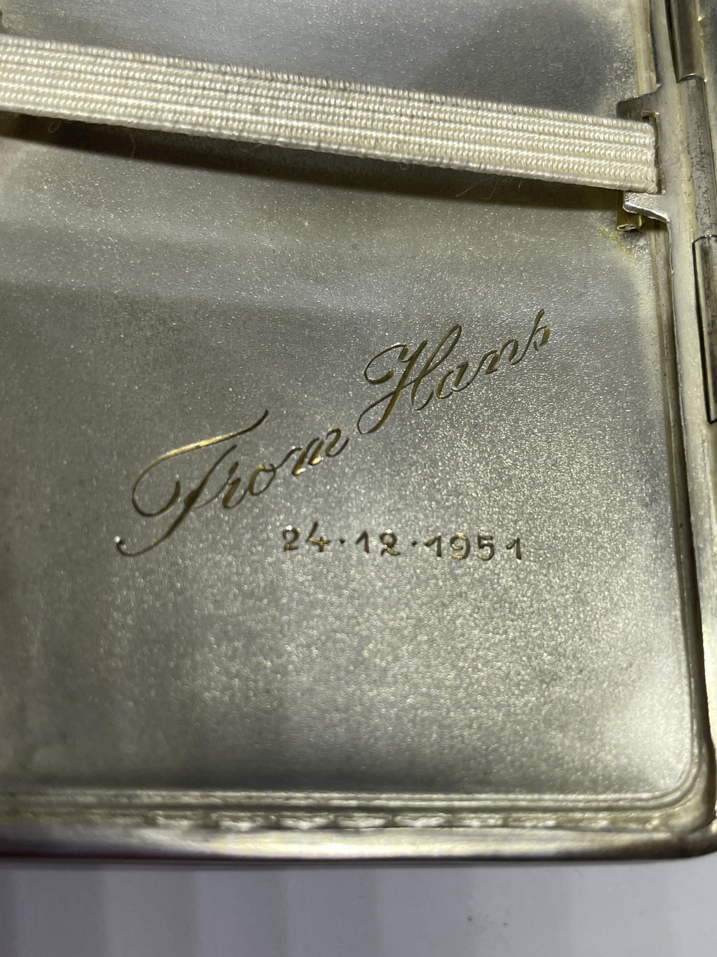 A GERMAN CIGARETTE CASE ENGRAVED MAISIE TO THE FRONT AND FROM HANS 24.12.1951 - Image 5 of 5