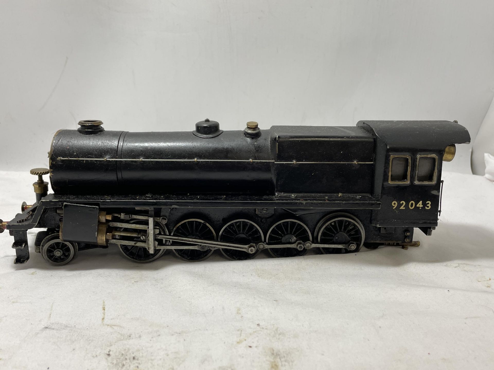 A SCRATCH BUILT LIVE STEAM 30 MM GAUGE 2-10-0 MODEL RAILWAY LOCOMOTIVE NUMBER 92043 IN BLACK LIVERY,