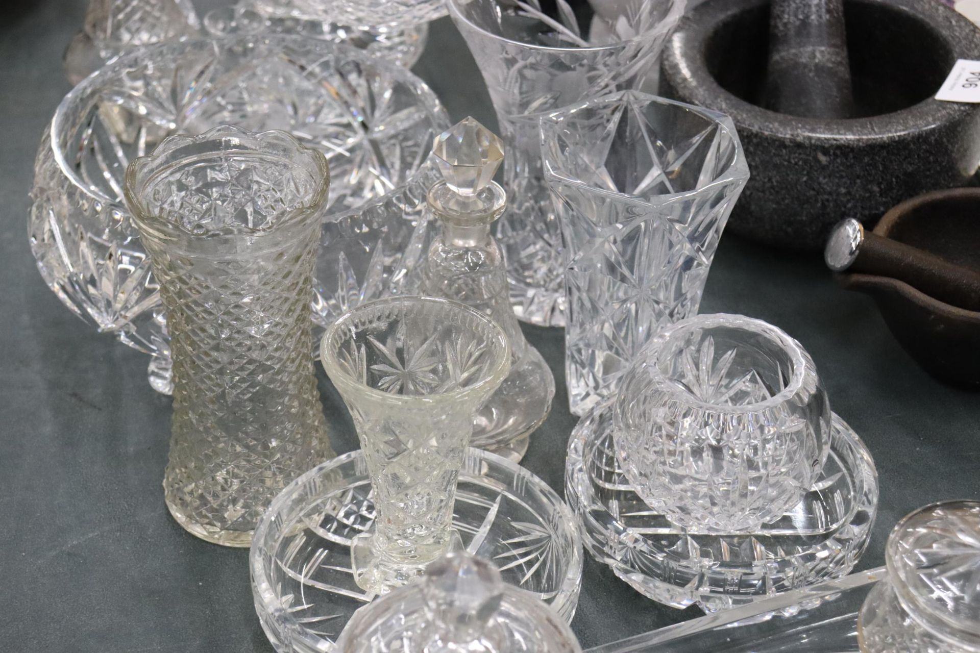 A LARGE QUANTITY OF GLASSWARE TO INCLUDE CUT GLASS VASES, BOWLS, A DRESSING TABLE SET WITH TRAY, OIL - Image 10 of 10