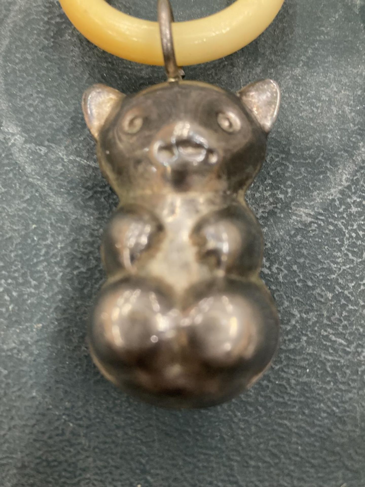 AN EARLY 20TH CENTURY TEETHING RING WITH TEDDY BEAR CHARM - Image 2 of 3