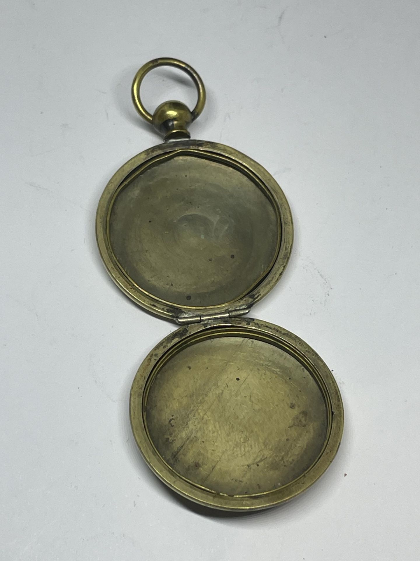 A VINTAGE LOCKET/COIN/POCKET WATCH CASE - Image 3 of 3