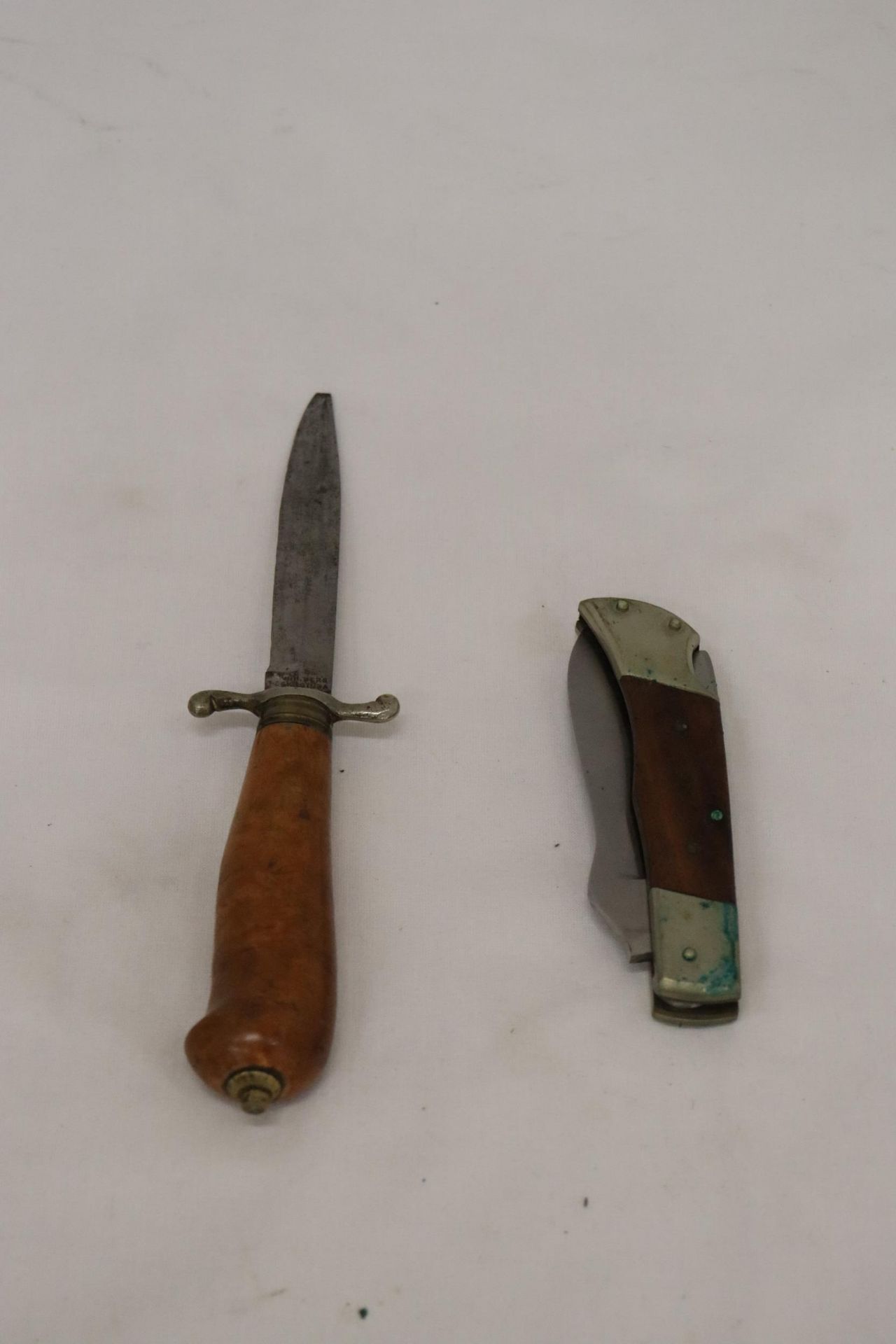 TWO VINTAGE KNIVES TO INCLUDE A 'SCALEMEAD' IN A LEATHER CASE - Bild 4 aus 4