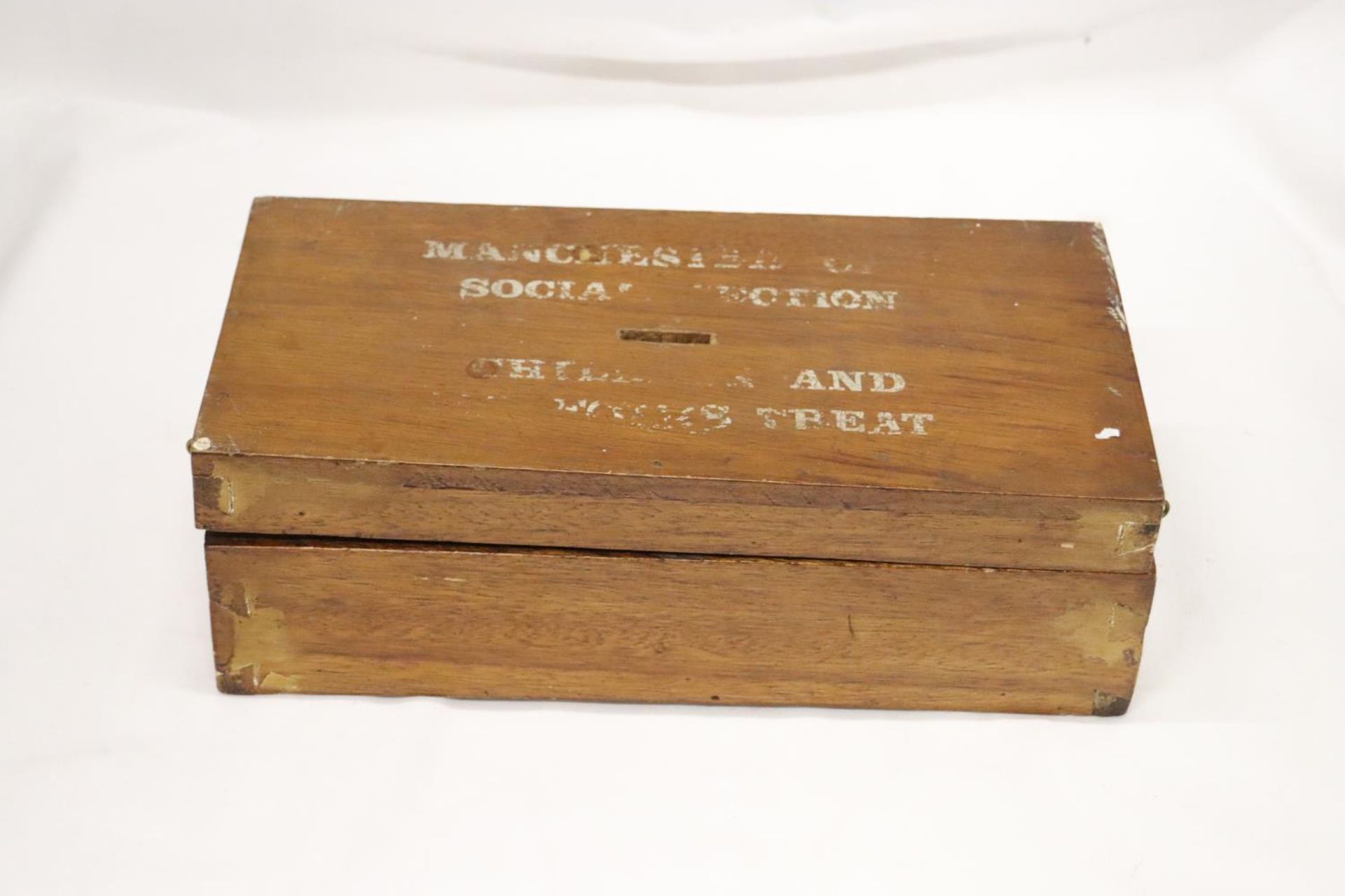 A COLLECTION BOX CONTAINING CIRCA 1900 FURNITURE KEYS - Image 5 of 6