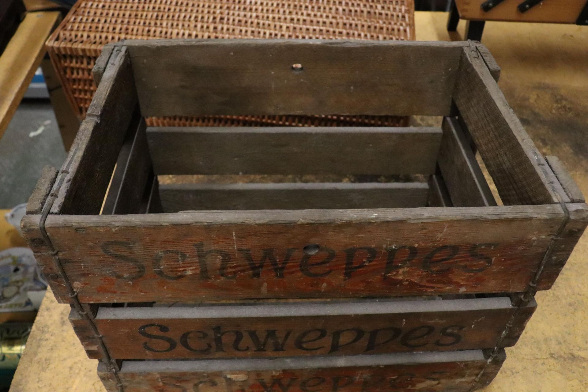 A VINTAGE SCHWEPPES WOODEN BOTTLE CRATE - Bild 2 aus 5