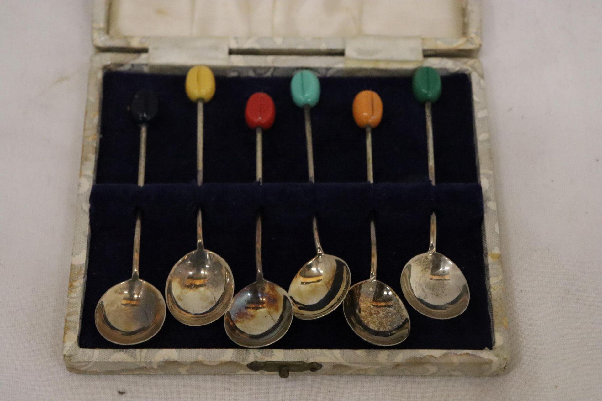 A SET OF SIX HALLMARKED SHEFFIELD SILVER COFFEE BEAN SPOONS WITH VARIOUS COLOURED TOPS IN A - Image 2 of 7