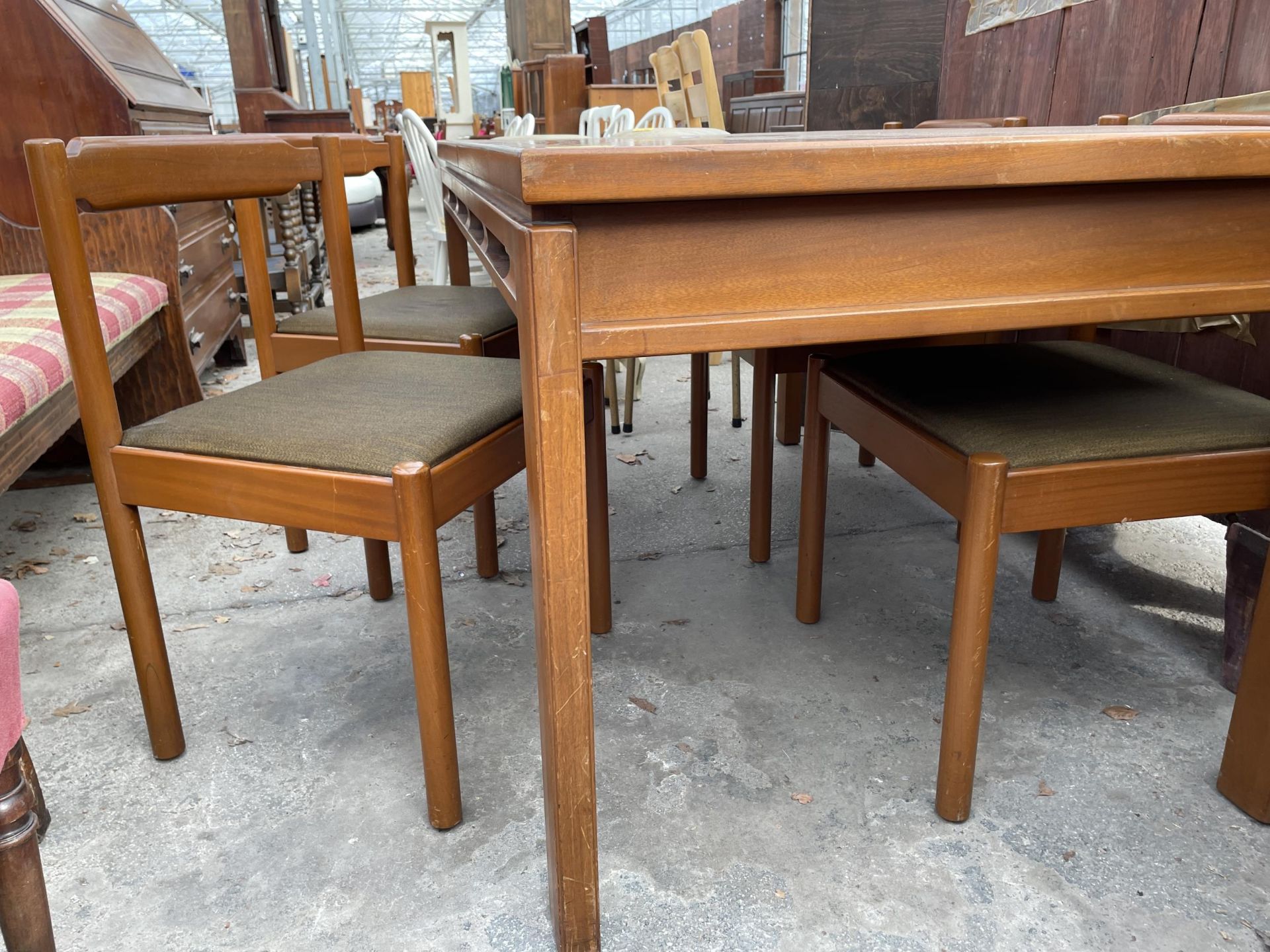 A RETRO TEAK EXTENDING DINING TABLE 60" X 33" (LEAF 18") AND FOUR DINING CHAIRS - Image 3 of 6