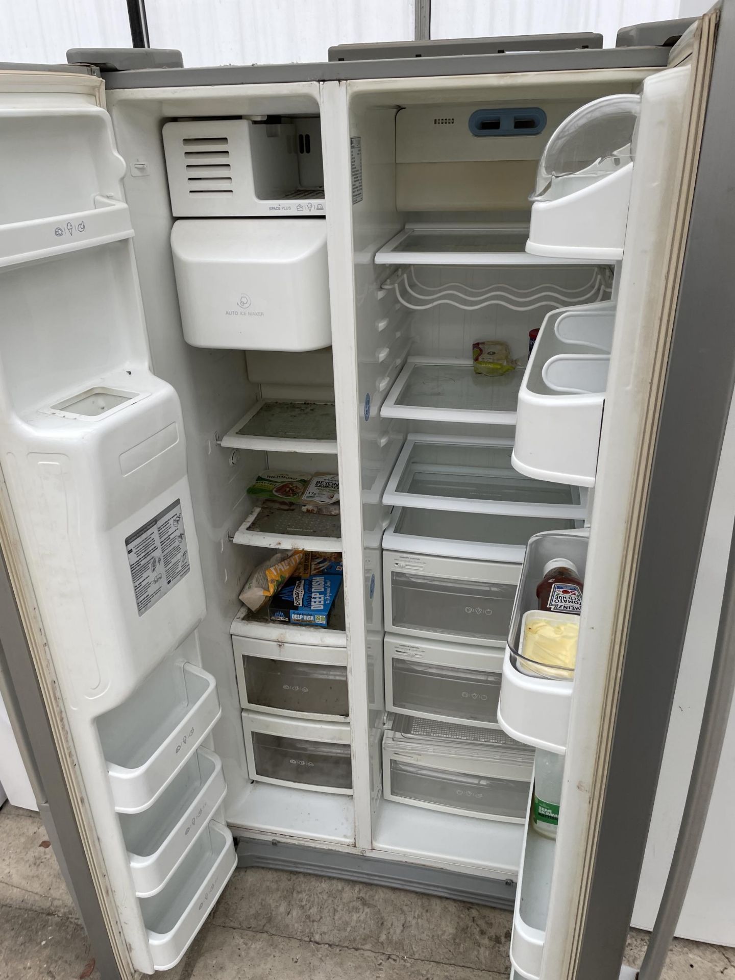 A SILVER LG AMERICAN STYLE FRIDGE FREEZER WITH WATER DISPENSER - Image 3 of 3