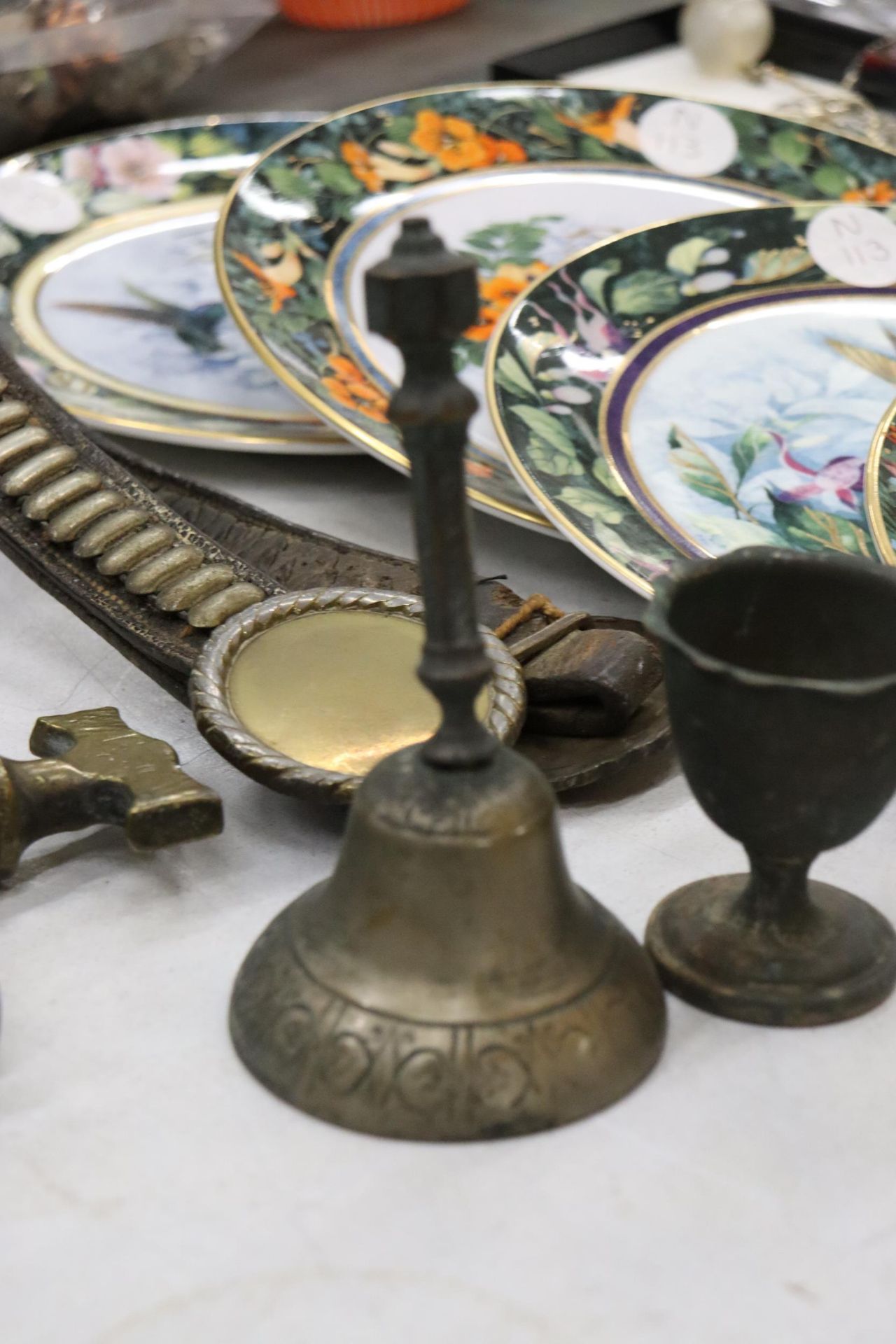 A QUANTITY OF VINTAGE BRASS ITEMS TO INCLUDE A TAP, BELL, GOBLET, FAIRY, ETC - Image 6 of 7