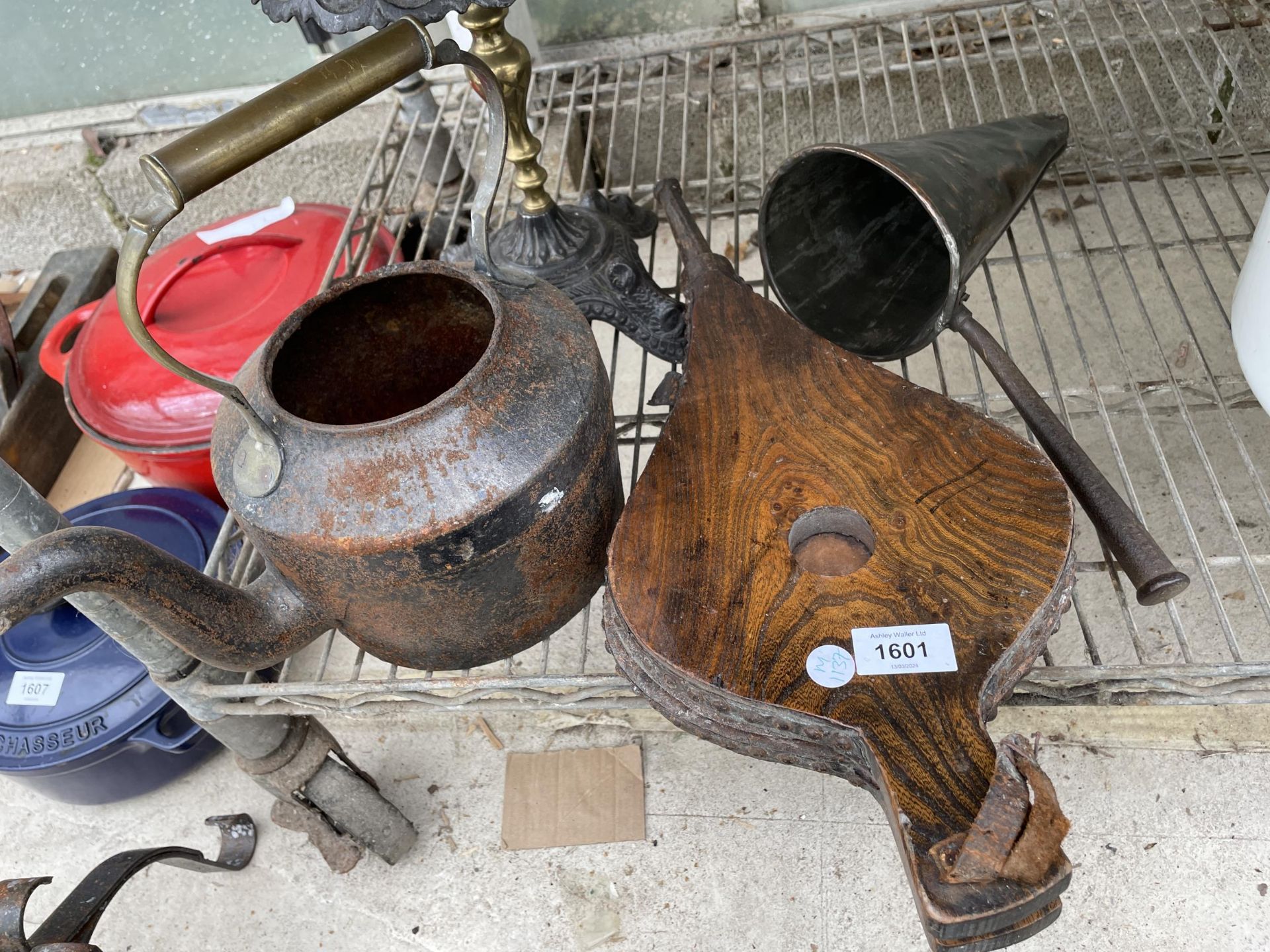 AN ASSORTMENT OF VINTAGE ITEMS TO INCLUDE A TRIVET STAND, BELLOWS AND A CAST IRON KETTLE ETC - Image 2 of 3