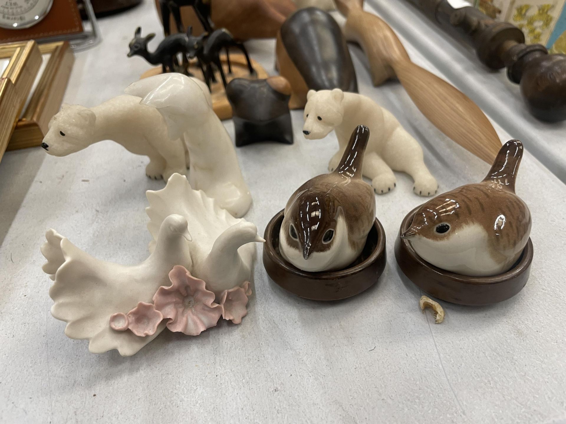 A QUANTITY OF ANIMAL FIGURES TO INCLUDE POLAR BEARS, WRENS, WOODEN FOXES, ETC - 14 IN TOTAL - Image 2 of 5